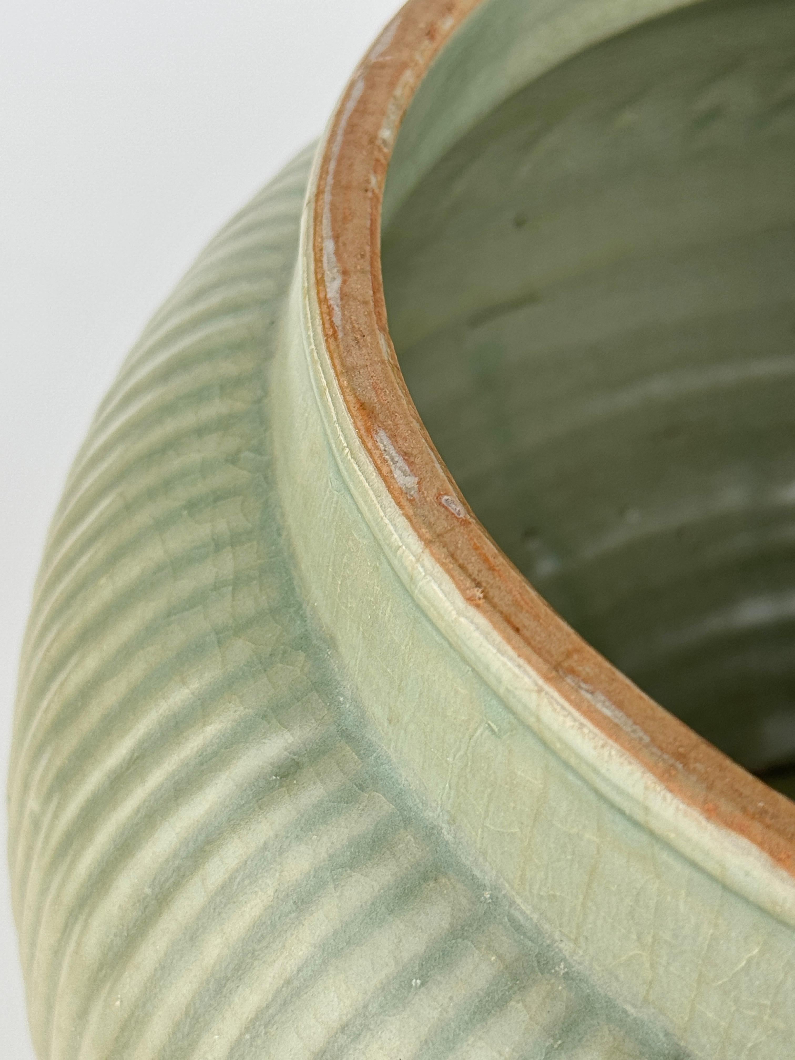 A Rare Longquan Celadon 'Hundred Rib' Jar, Song-Yuan Dynasty In Good Condition For Sale In seoul, KR