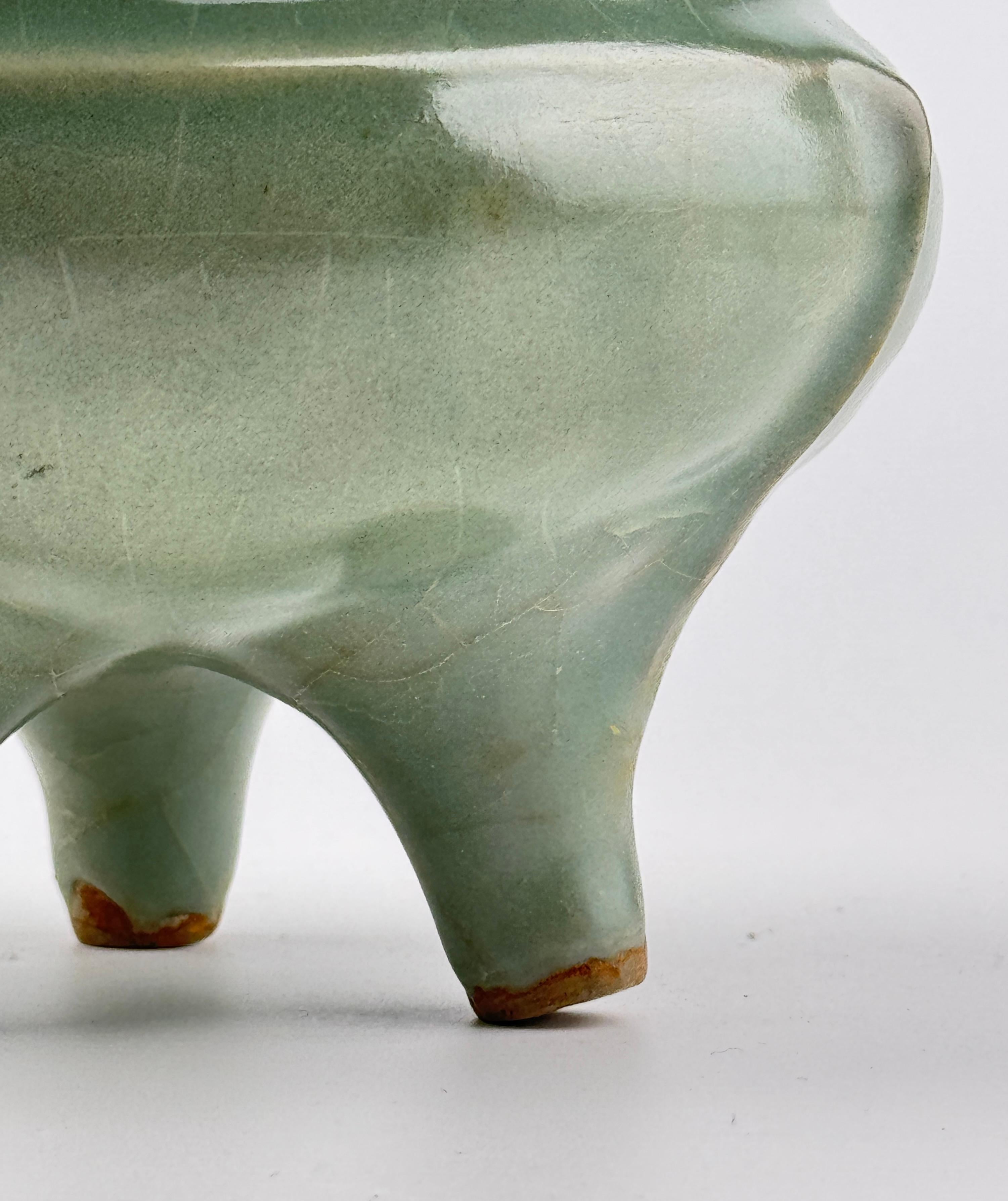 Rare Longquan Celadon Tripod Incense Burner, Song-Yuan Dynasty In Good Condition For Sale In seoul, KR