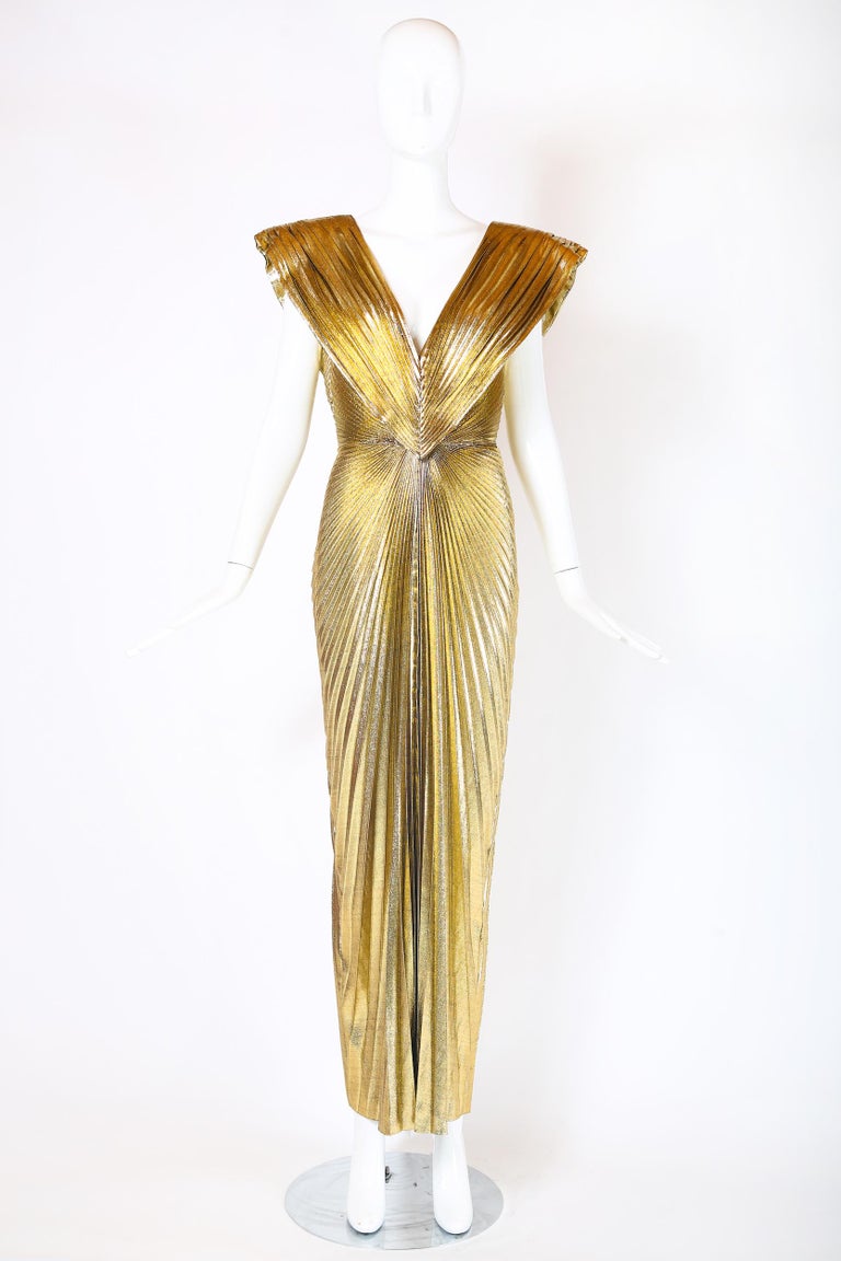 Loris Azzaro - Robe de soirée plissée à couteaux en lame dorée rare En  vente sur 1stDibs