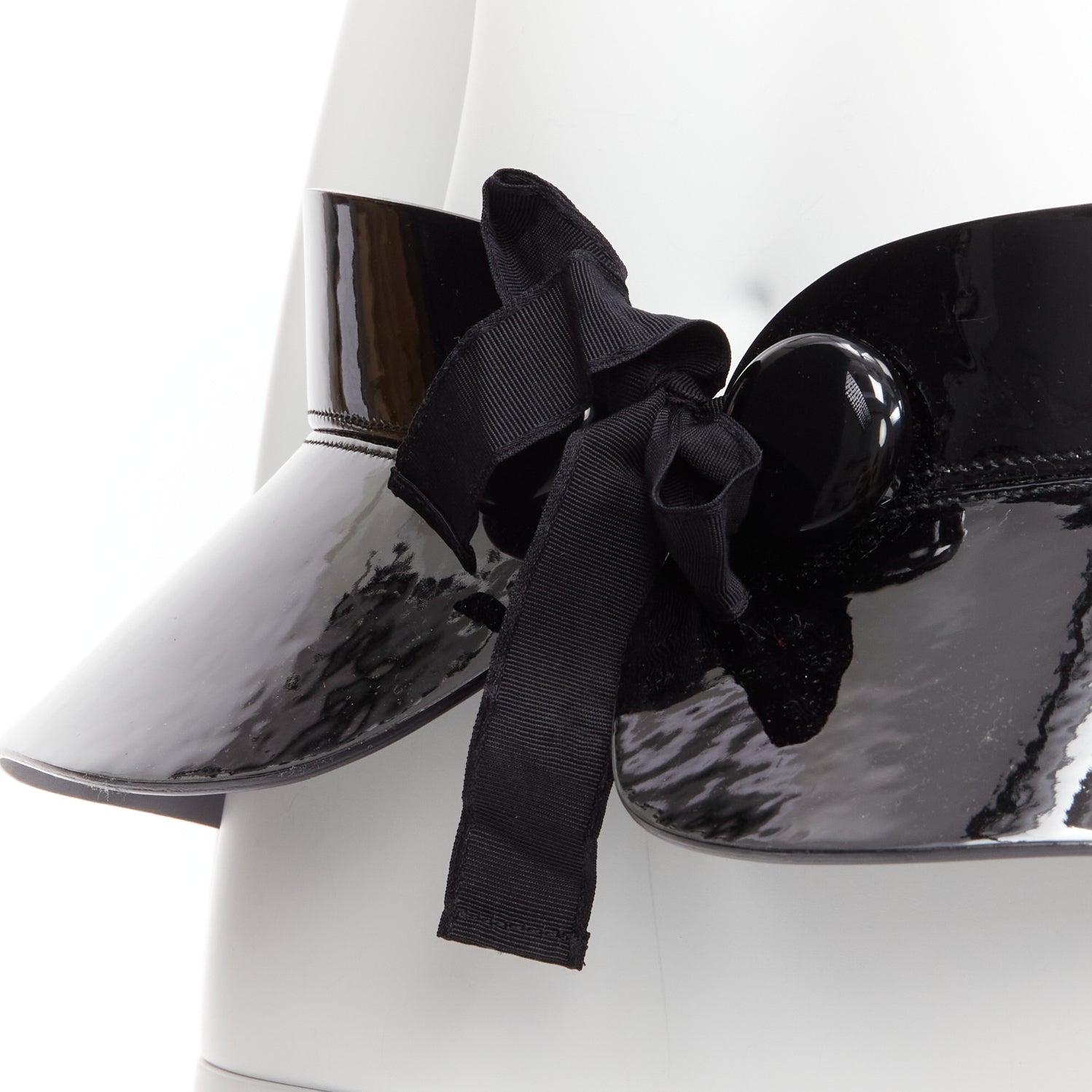 rare LOUIS VUITTON 2011 Runway Fetishes black patent peplum corset belt 85cm
Reference: GIYG/A00287
Brand: Louis Vuitton
Designer: Marc Jacobs
Collection: 2011  Fetishes - Runway
Material: Patent Leather, Fabric
Color: Black
Pattern: Solid
Closure: