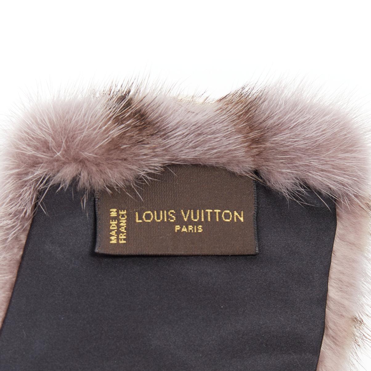 Seltener LOUIS VUITTON 2019 Grauer Nerzpelz LV Monogramm Seide gefüttert Kragenschal im Angebot 4