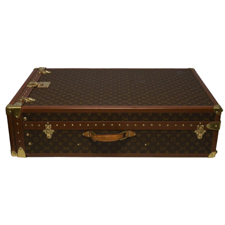 RARISSIME 48h wardrobe or trunk Louis Vuitton vertical wardrobe in printed Monogram Canvas, Brass jewelry including lock.
Leather handle.
Original interior with one side wardrobe with 7 wooden hangers including 2 for
trousers, other side with 2