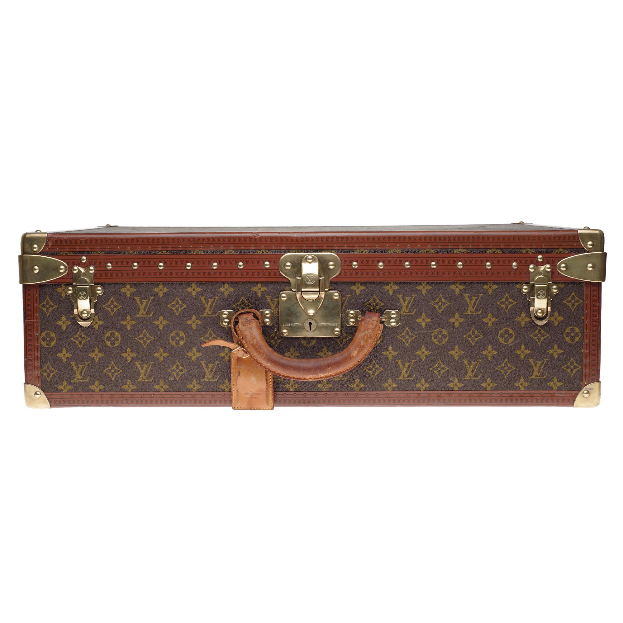 Superb decorative and collector piece: Louis Vuitton 70cm case in monogram canvas, label with serial number, brass trim, natural leather handle for carrying.

Three brass clasps.
Lining in beige canvas, two straps to hold clothes.
Signature: 