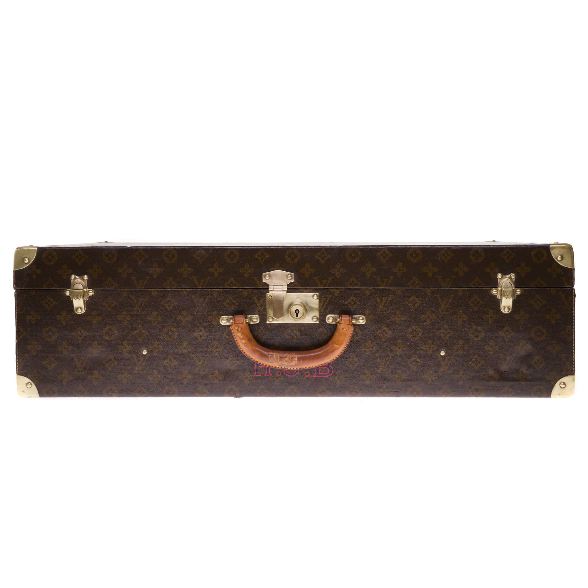Beautiful decorative and collectible object: Louis Vuitton Suitcase 75cm in monogram canvas, label with serial number, brass hardware, natural leather handle allowing a handstand.

Three brass clasps.
Lining in beige canvas, two straps to hold