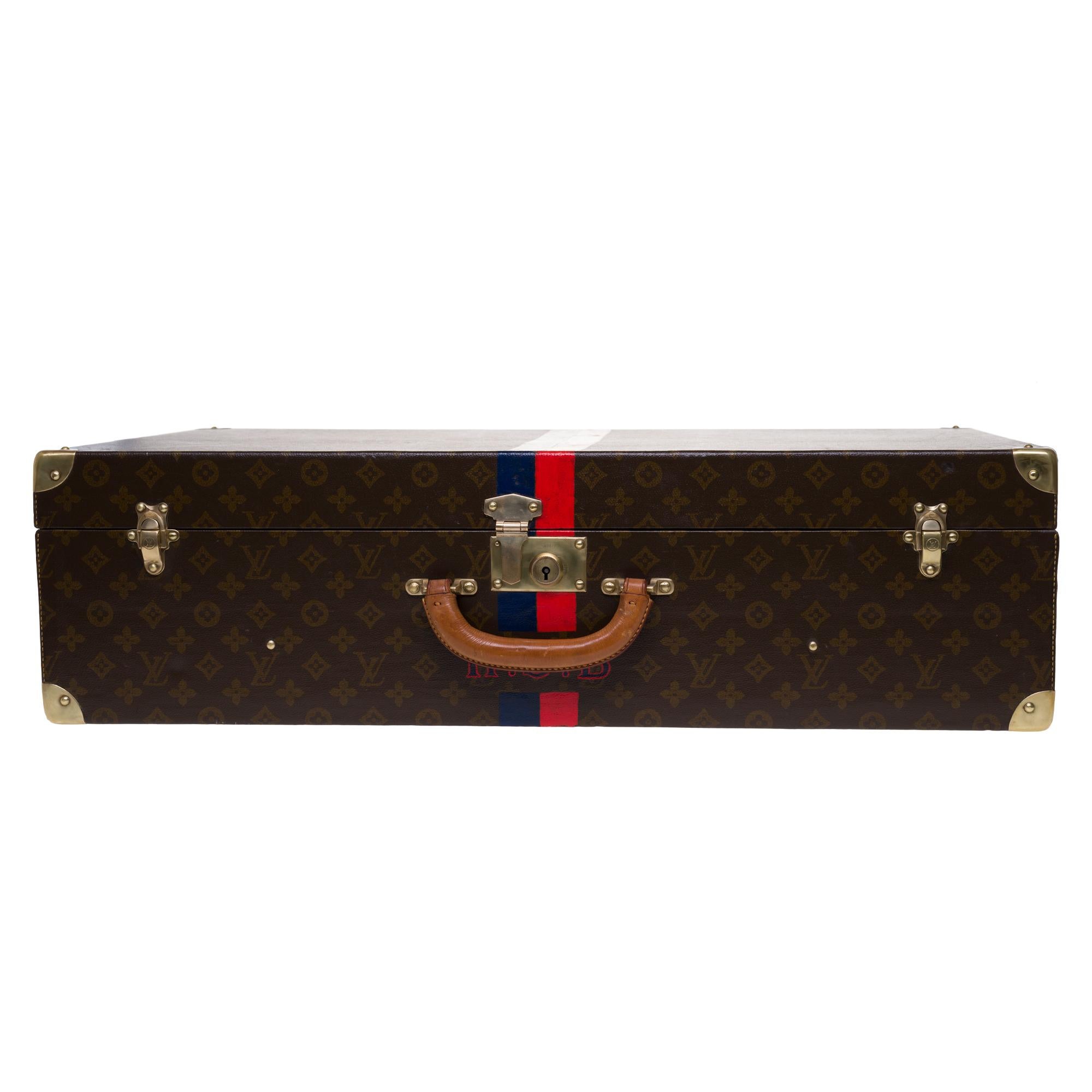Beautiful decorative and collectible object: Louis Vuitton Suitcase 75cm in monogram canvas, label with serial number, brass hardware, natural leather handle allowing a handstand.

Three brass clasps.
Lining in beige canvas, two straps to hold