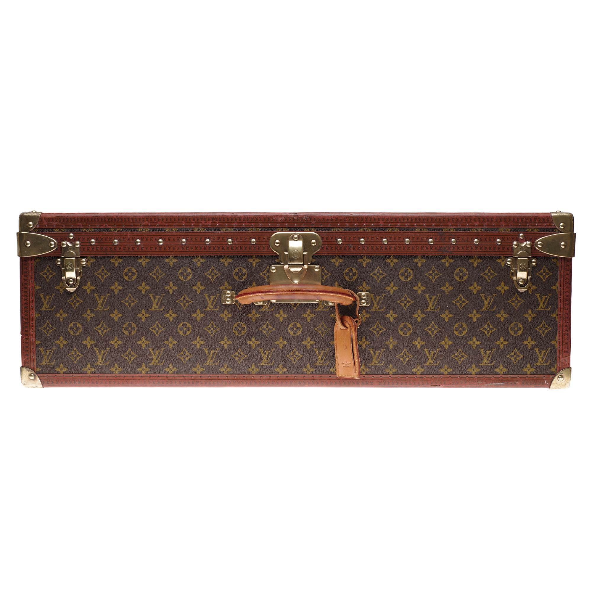 Superb decorative and collector piece: Louis Vuitton 80cm case in monogram canvas, label with serial number, brass trim, natural leather handle for carrying.

Three brass clasps.
Lining in beige canvas, two straps to hold clothes.
Signature: 