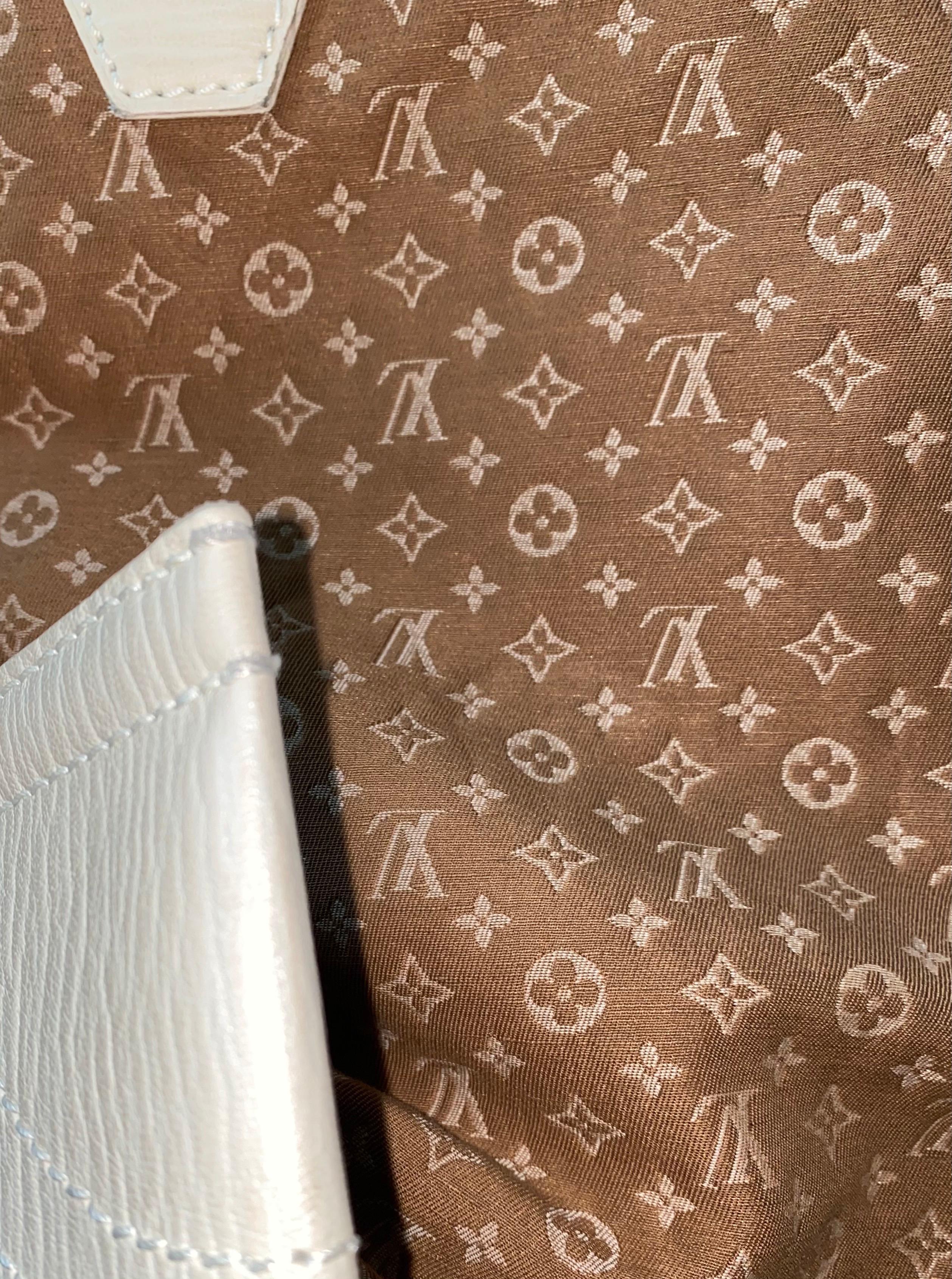 Louis Vuitton - Sac fourre-tout porté épaule rare en toile beige avec monogramme et logo LV imprimé en vente 4