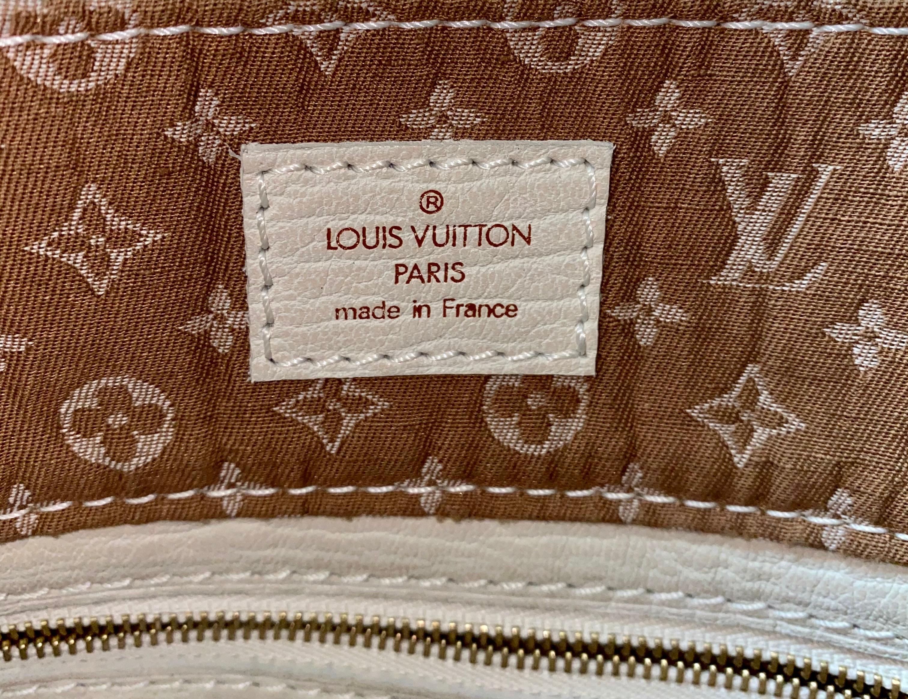 Louis Vuitton - Sac fourre-tout porté épaule rare en toile beige avec monogramme et logo LV imprimé en vente 2