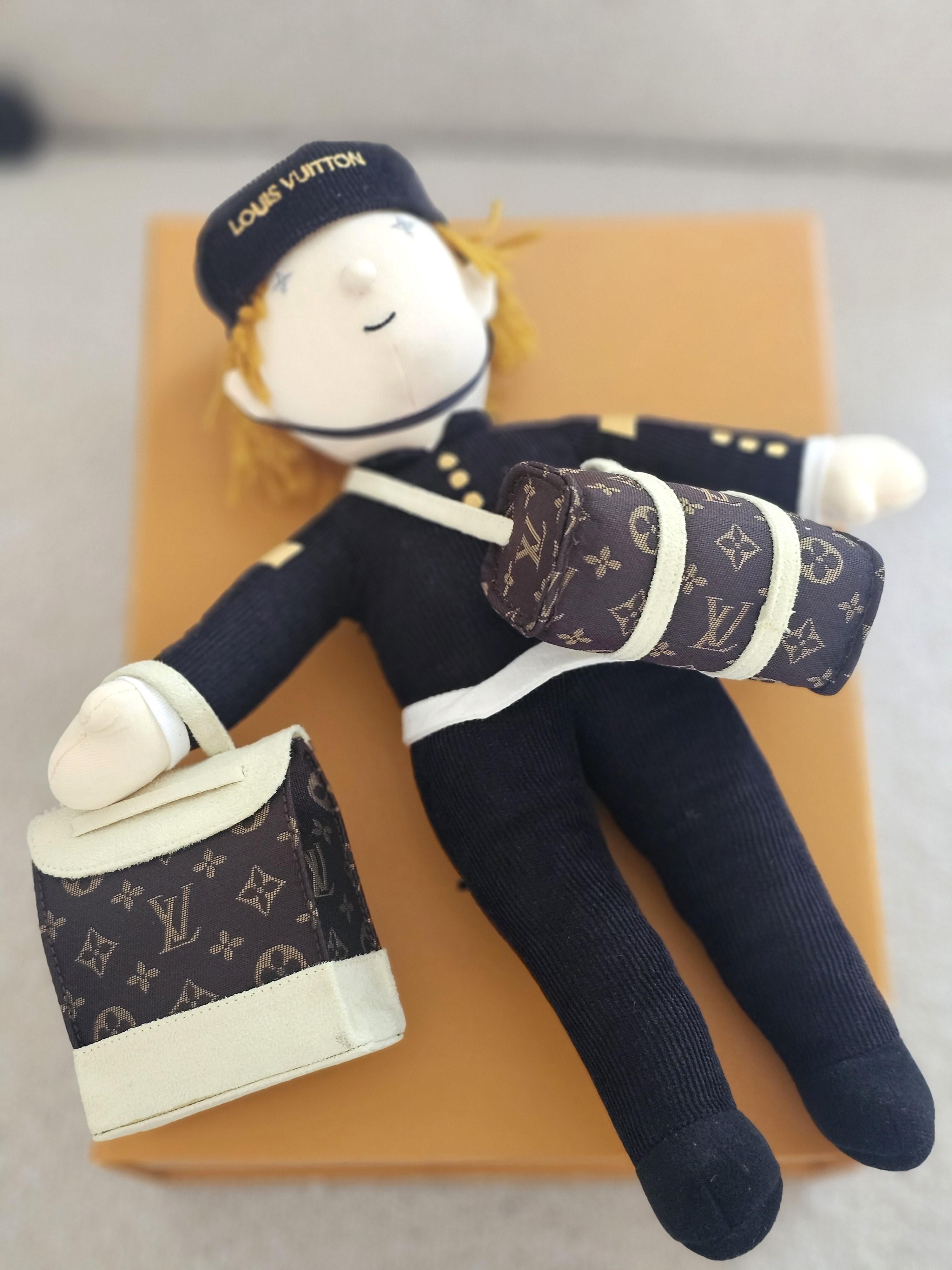 Rare Louis Vuitton Bellboy Doll with two Keepall Bags Collection Item Limited In New Condition For Sale In 'S-HERTOGENBOSCH, NL