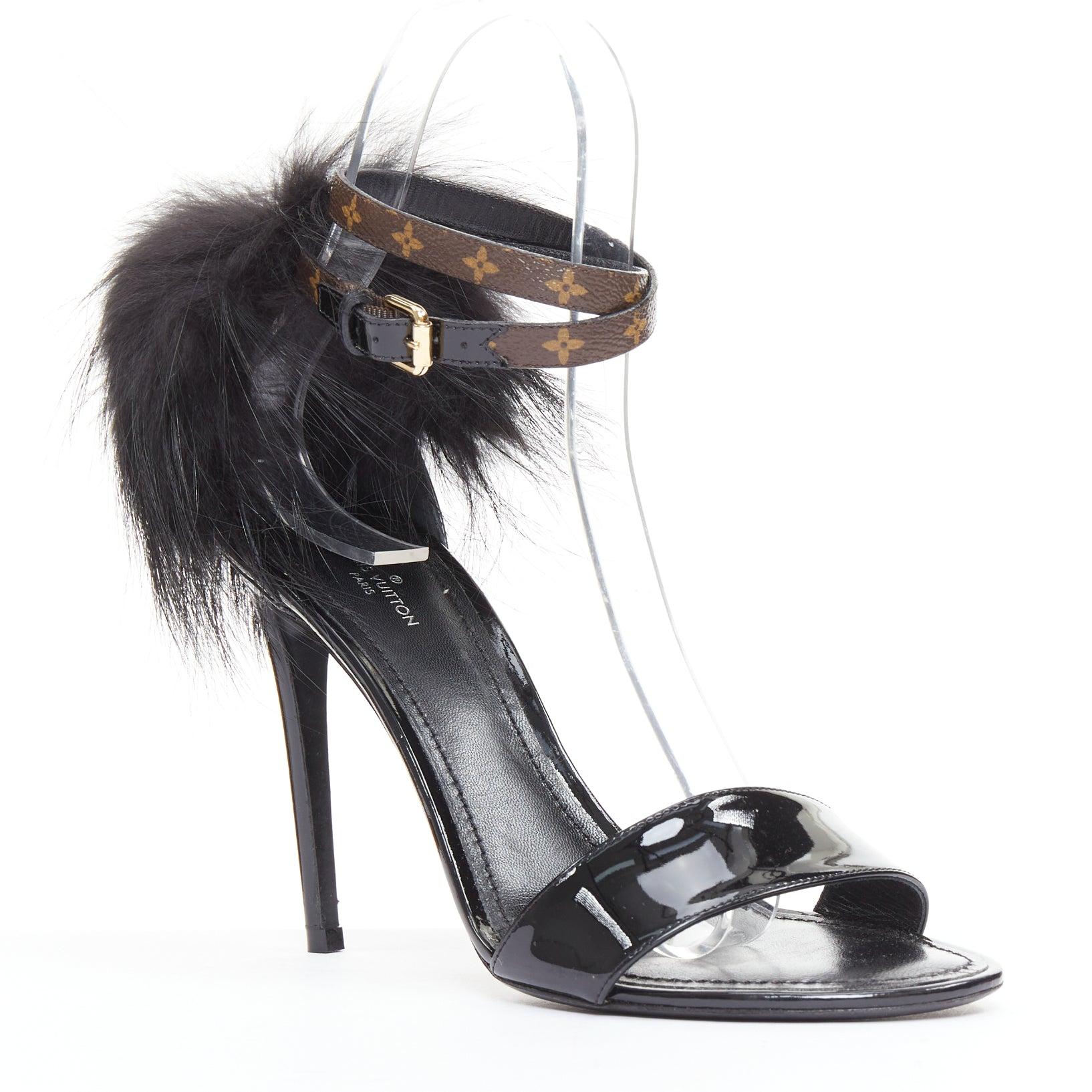 selten LOUIS VUITTON Call Back schwarzer Lackpelzbesatz LV Knöchelriemenabsatz EU38.5
Referenz: TGAS/F00270
Marke: Louis Vuitton
Modell: Rückruf
MATERIAL: Lackleder, Segeltuch
Farbe: Schwarz, Braun
Muster: Monogram
Verschluss: