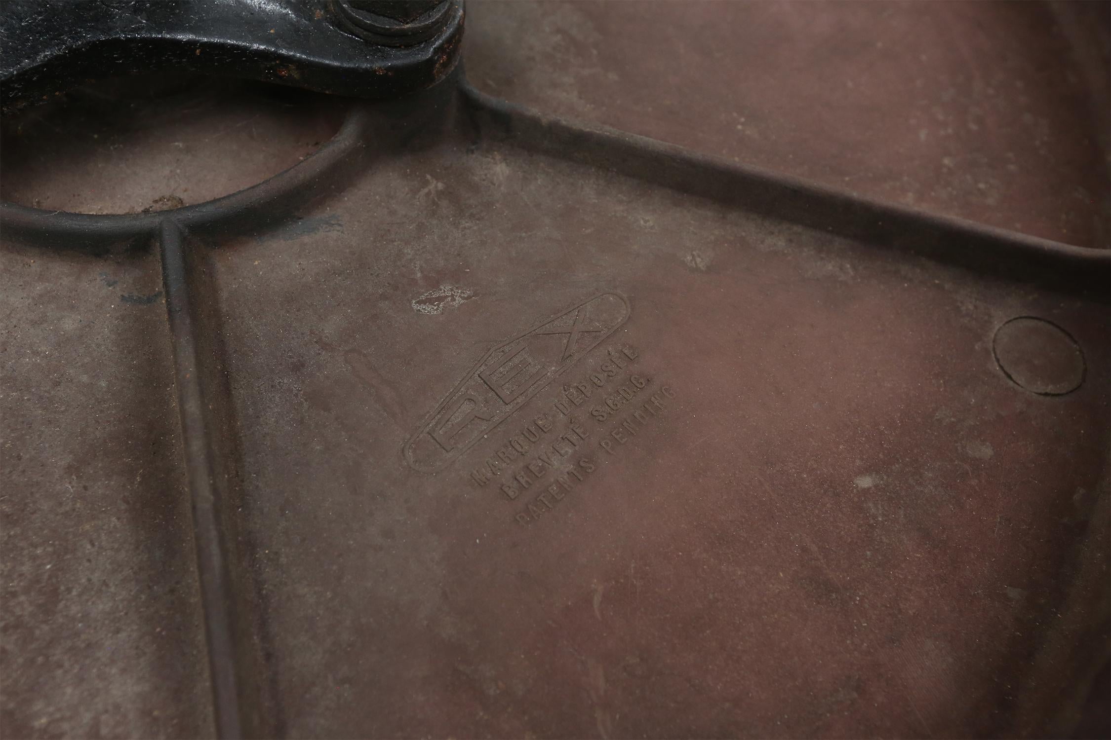 Rare table de bistro Louis Vuitton en fonte avec plateau en bakélite, France vers 1930 en vente 3