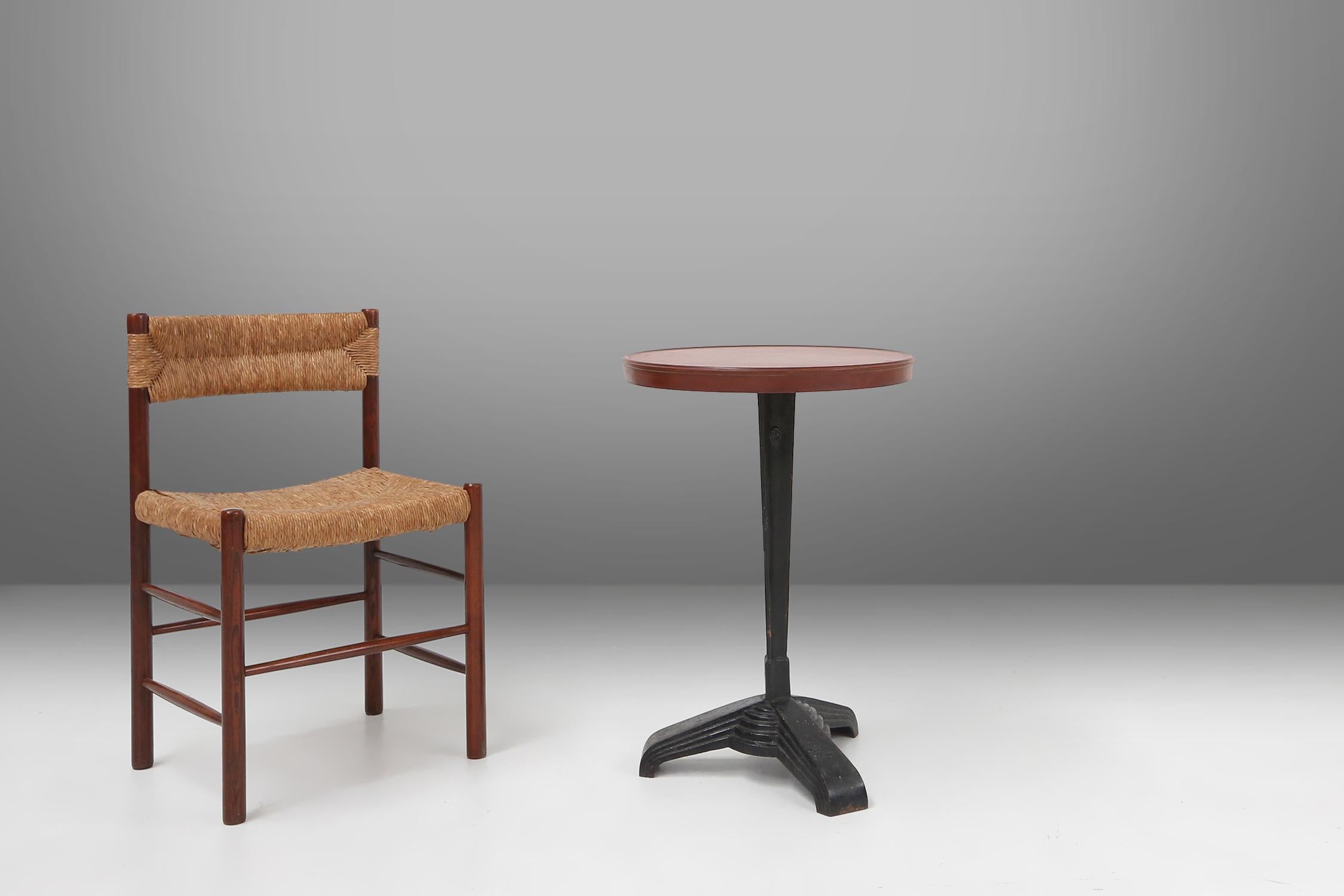 France / 1930 / bistro table / Louis Vuitton and Rex / cast iron and bakelite / Art Deco

Rare to find bistro table made of a circular red bakelite tray stamped Rex and a black cast iron base bearing the logo of the house of Louis Vuitton Paris. The