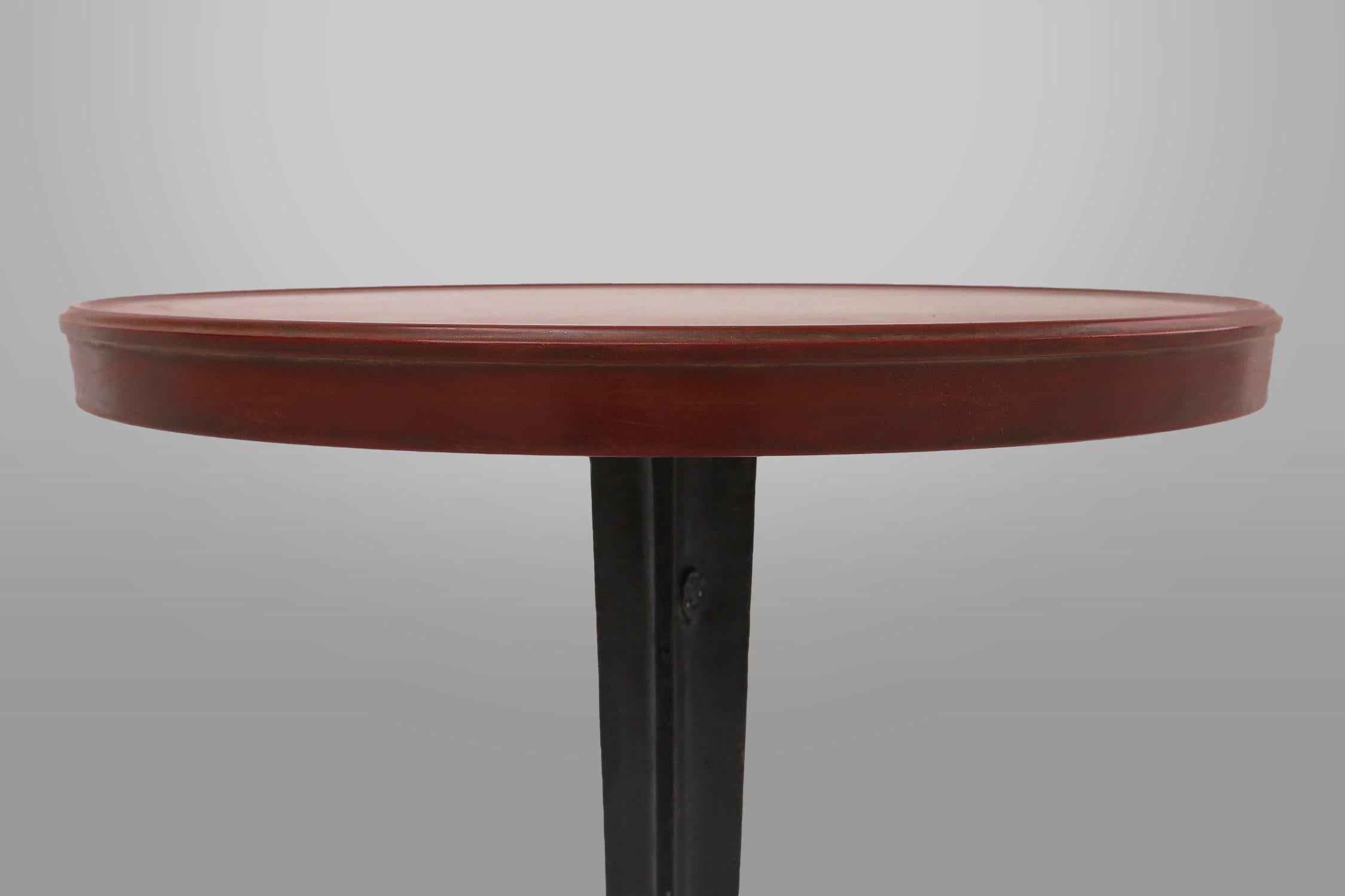 Art déco Rare table de bistro Louis Vuitton en fonte avec plateau en bakélite, France vers 1930 en vente
