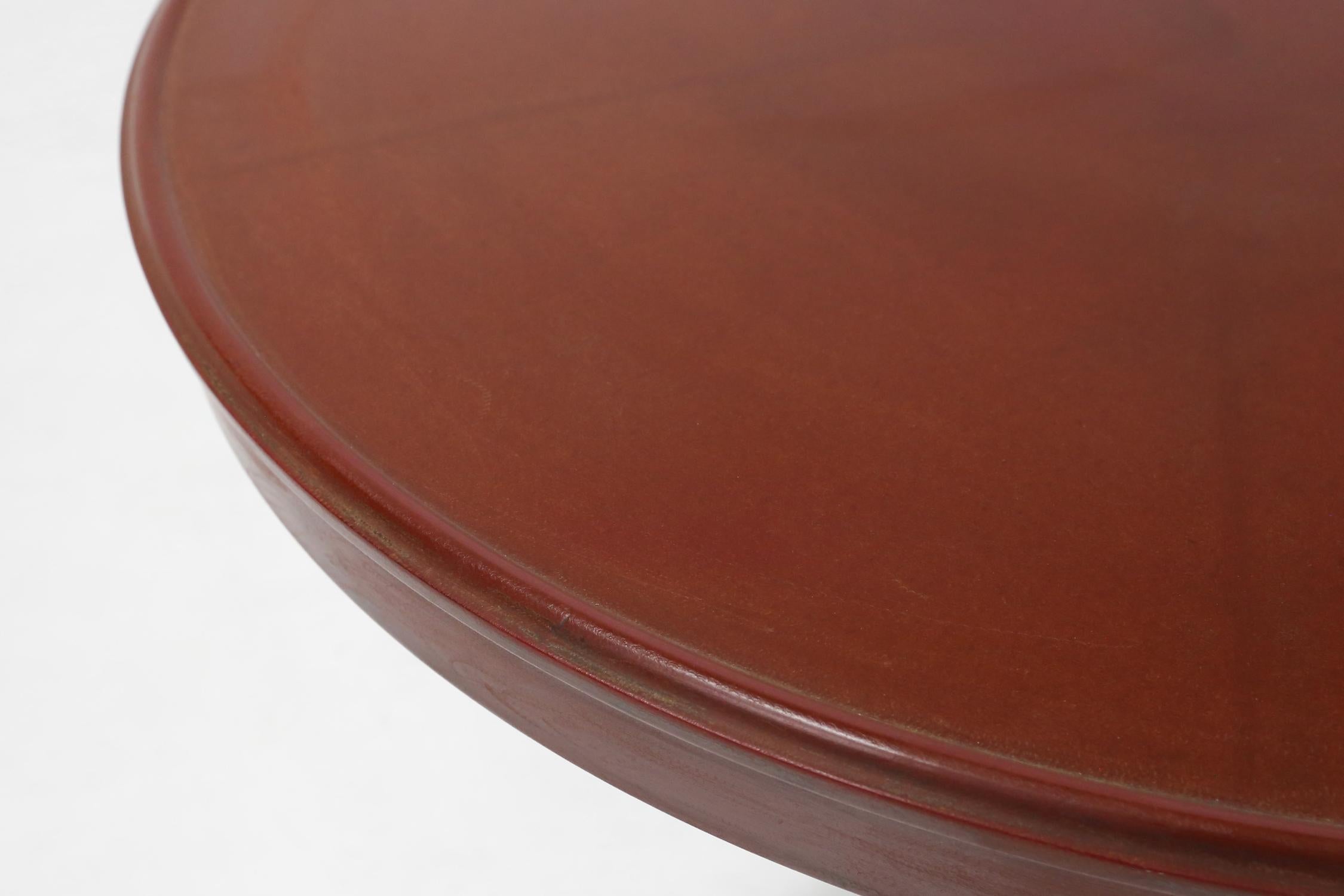 Moulage Rare table de bistro Louis Vuitton en fonte avec plateau en bakélite, France vers 1930 en vente