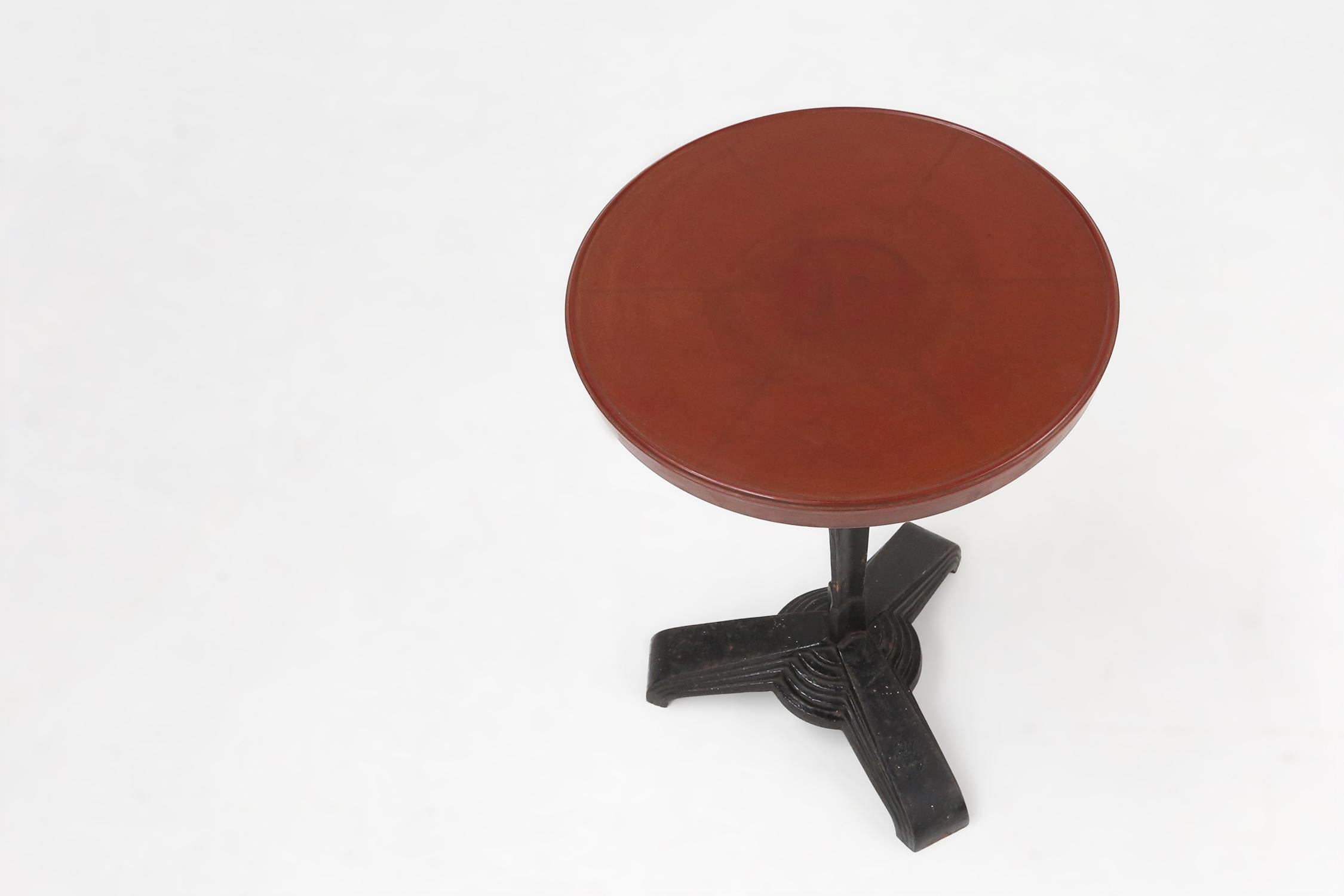 Rare table de bistro Louis Vuitton en fonte avec plateau en bakélite, France vers 1930 Bon état - En vente à Meulebeke, BE