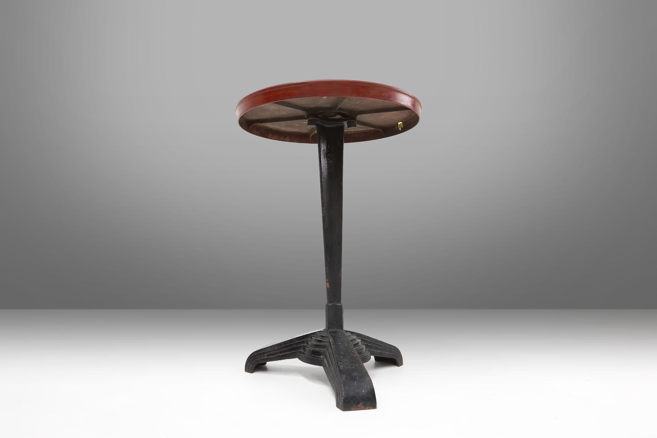 Milieu du XXe siècle Rare table de bistro Louis Vuitton en fonte avec plateau en bakélite, France vers 1930 en vente