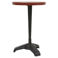 Rare table de bistro Louis Vuitton en fonte avec plateau en bakélite, France vers 1930