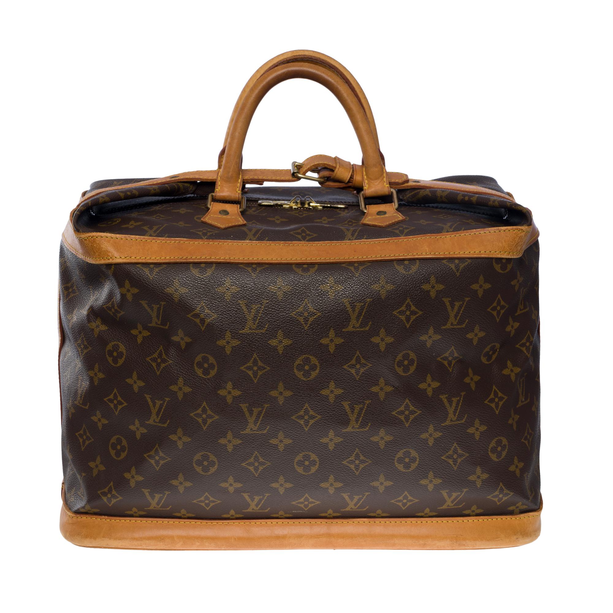Beautiful Louis Vuitton Cruiser 40 Travel bag in monogram coated canvas, gold metal hardware
Central zip closure on top and leather strap
Beige leather handles
Brown canvas interior
5 feet of gold metal base
Signature: 