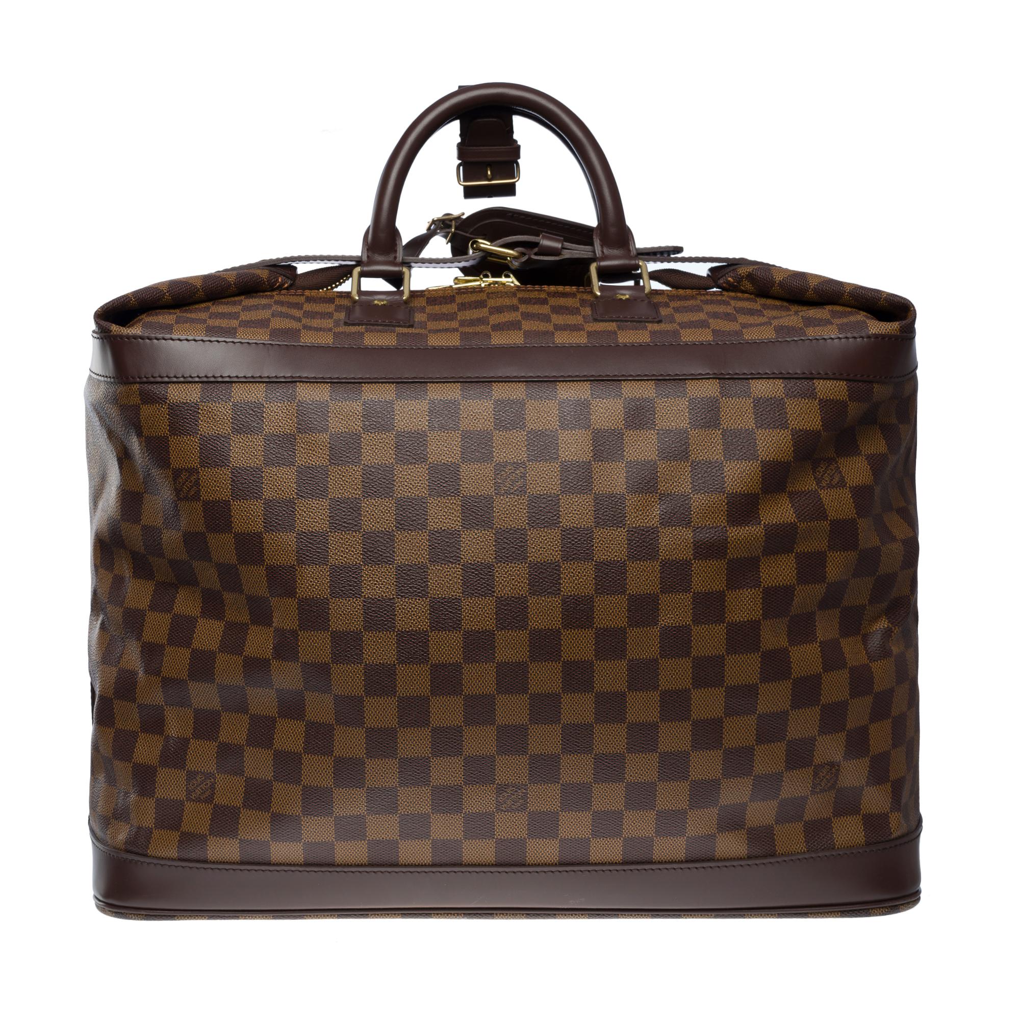 The indispensable Louis Vuitton Cruiser 45 travel bag in ebony checkered canvas, gold metal hardware
Central zip closure on top and leather strap
Brown leather handles
Brown canvas interior
5 feet of gold metal base
Signature: 