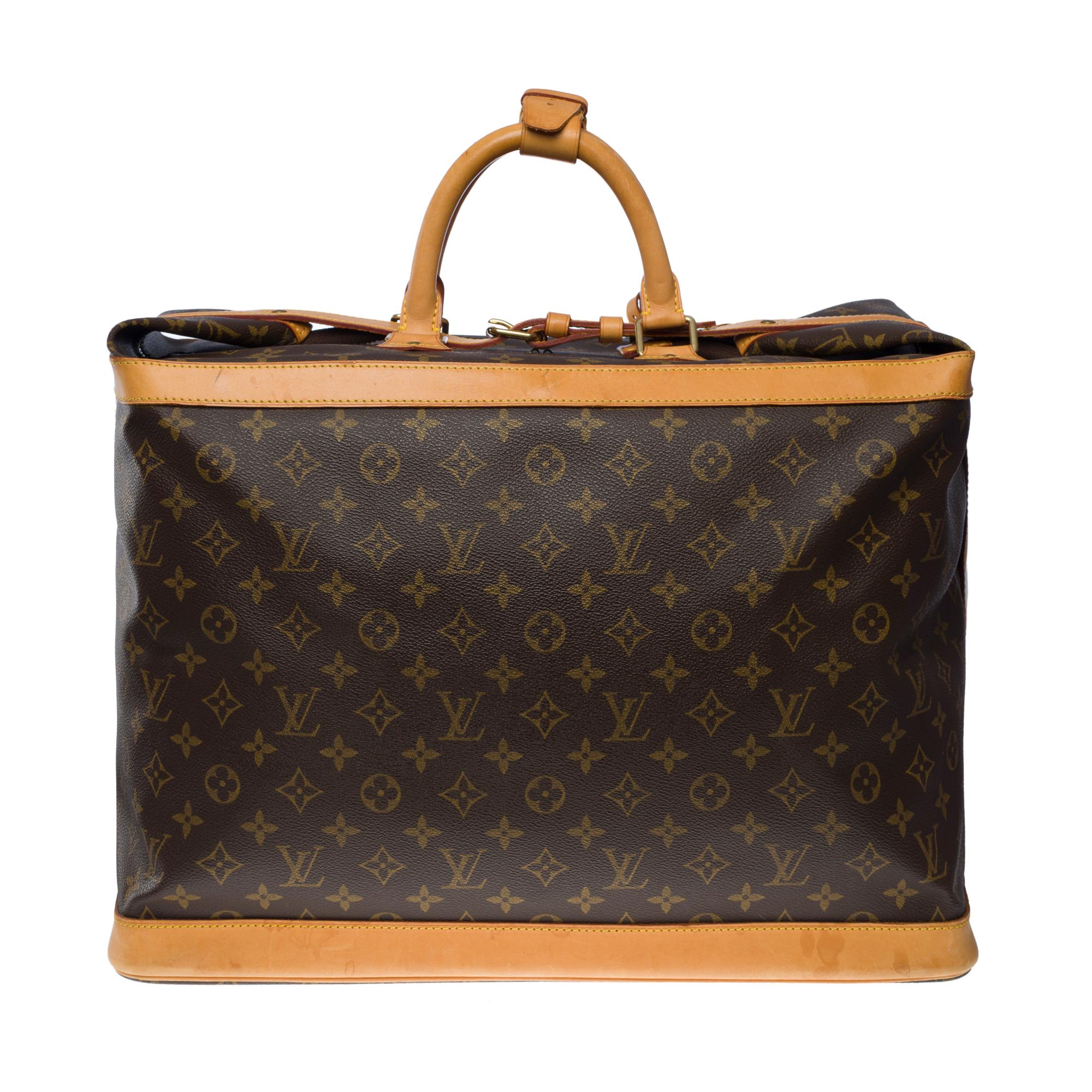 The indispensable Louis Vuitton Cruiser 45 travel bag in monogram coated canvas, gold plated metal hardware
Central zip closure on top and leather strap
Brown leather handles
Brown canvas interior
5 feet of gold metal base
Signature: 