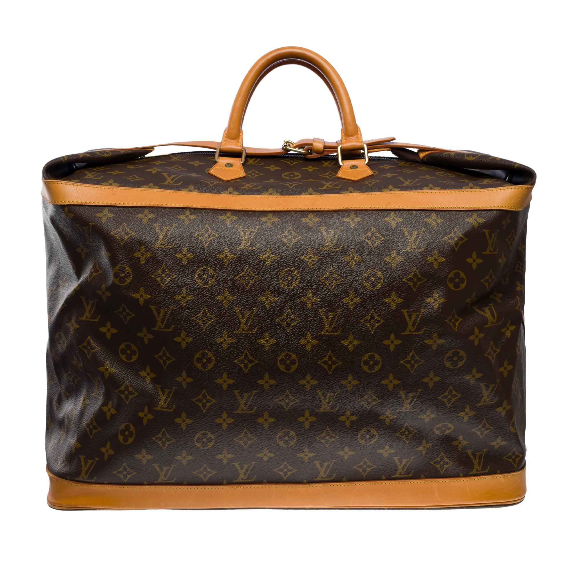 The essential Louis Vuitton Cruiser 50 Travel bag in monogram coated canvas, gold metal hardware
Closure by central zip on the top and leather strap
Brown leather handles
Brown canvas interior
5 feet of gold metal background
Signature: 