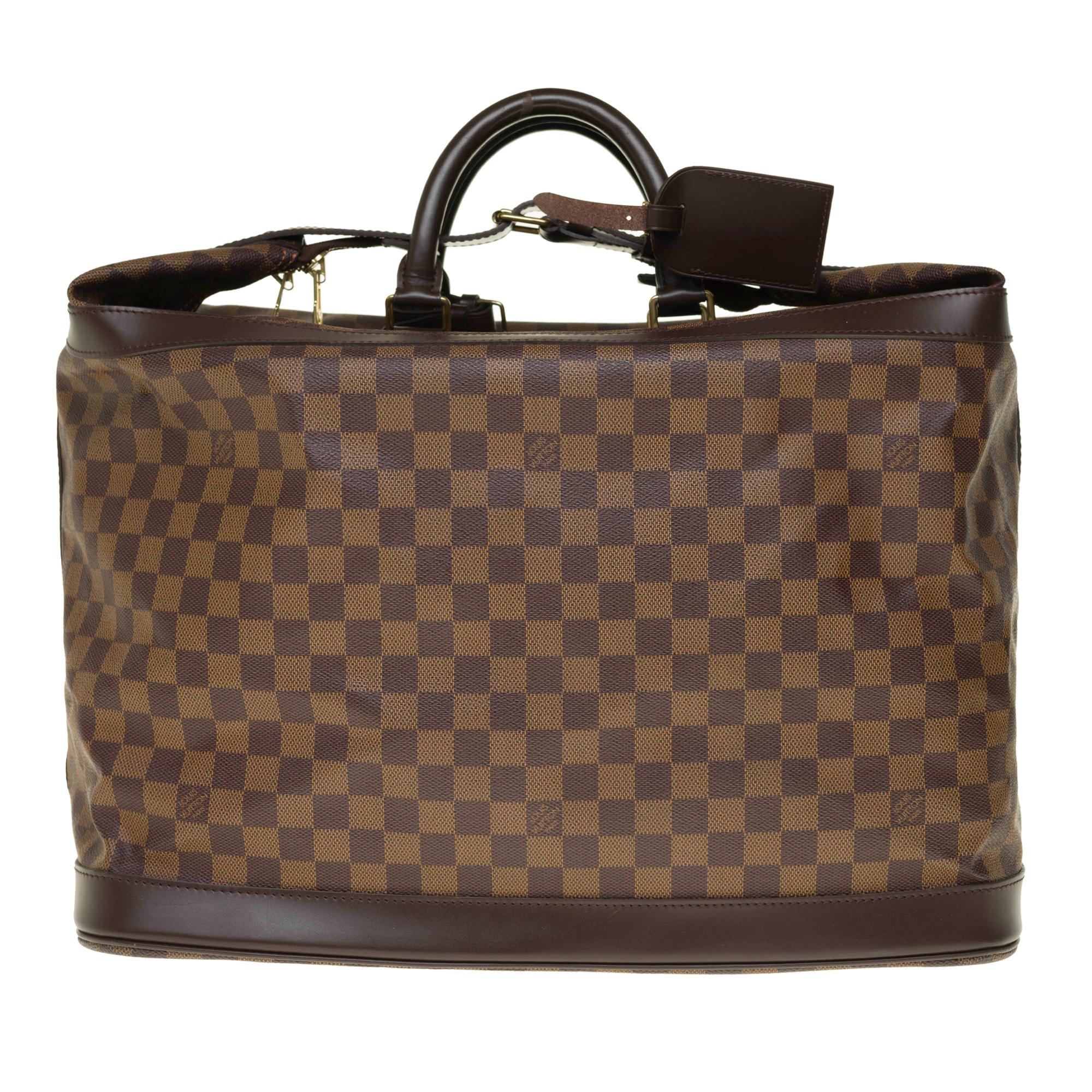 Beautiful Louis Vuitton Cruiser bag in ebony checkered canvas, gold metal trim.
Central zip fastening on top and leather strap.
Brown leather handles, handle clips and brown leather label holder.
Interior in red canvas.
5 feet of metal