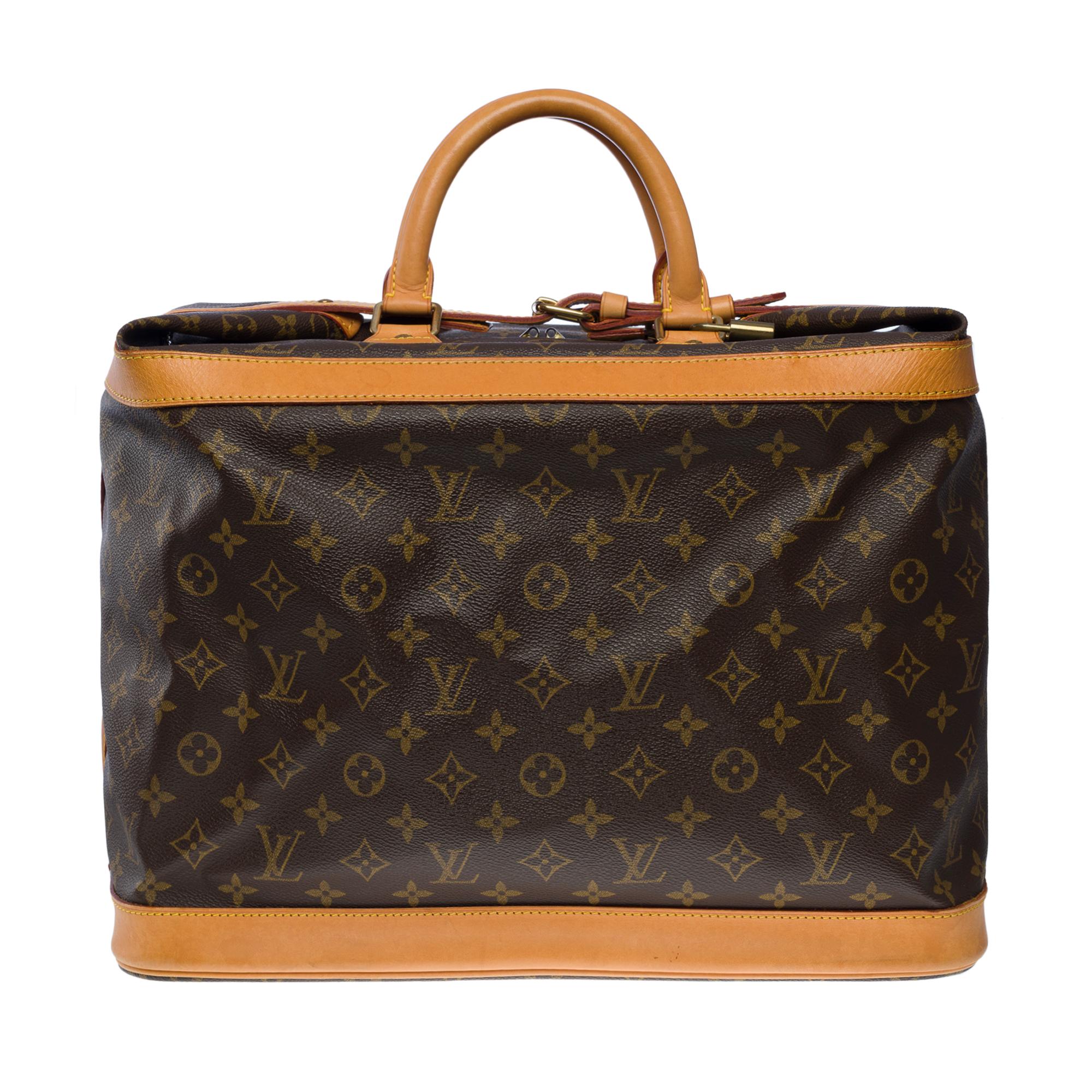Beautiful Louis Vuitton Cruiser travel bag in monogram coated canvas, gold metal hardware
Central zip closure on top and leather strap
Beige leather handles
Brown canvas interior
5 feet of gold metal base
Signature: 