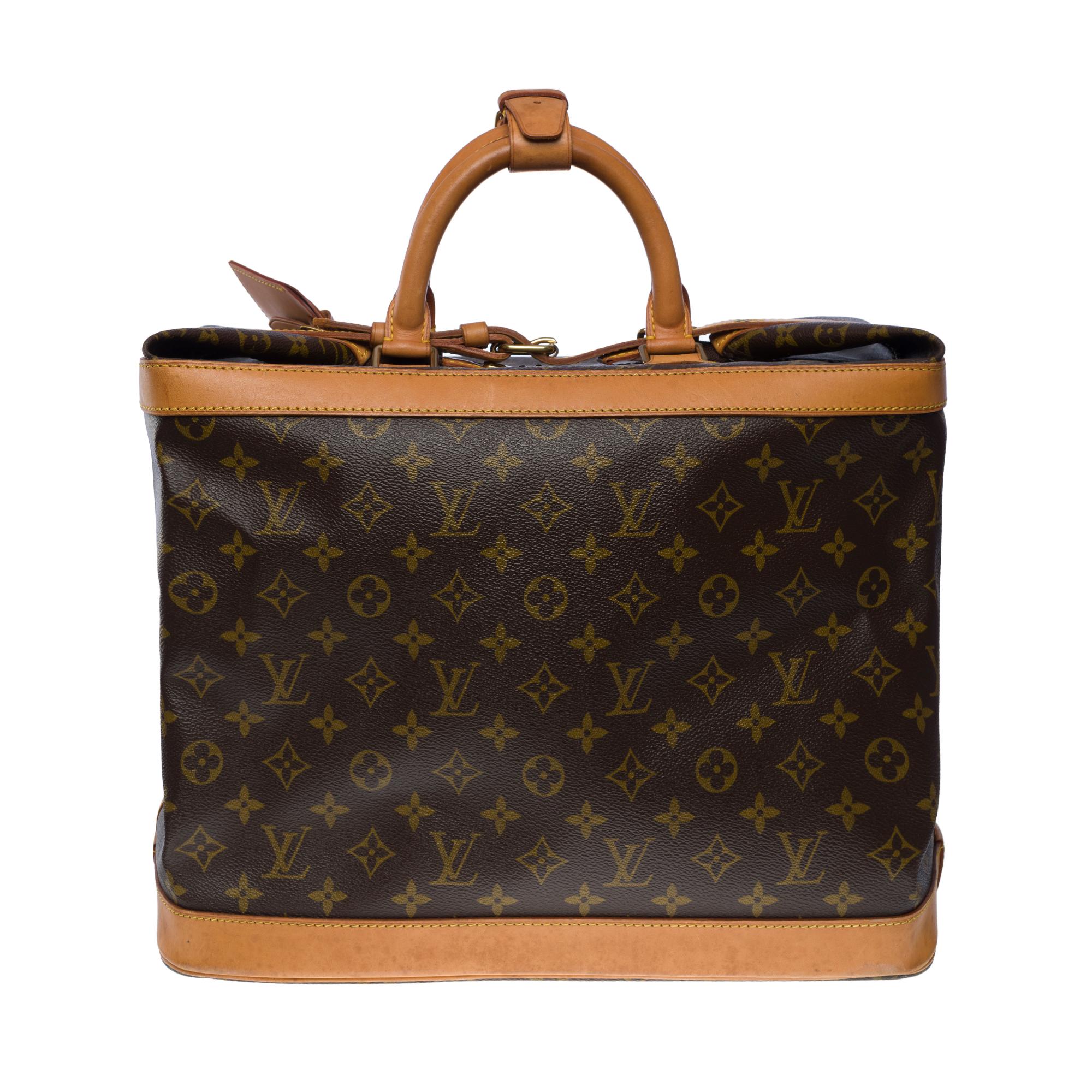 The indispensable Louis Vuitton Cruiser 40 travel bag in monogram coated canvas, gold plated metal hardware
Central zip closure on top and leather strap
Brown leather handles, brown leather grip and label holder
Brown canvas interior
5 feet of gold