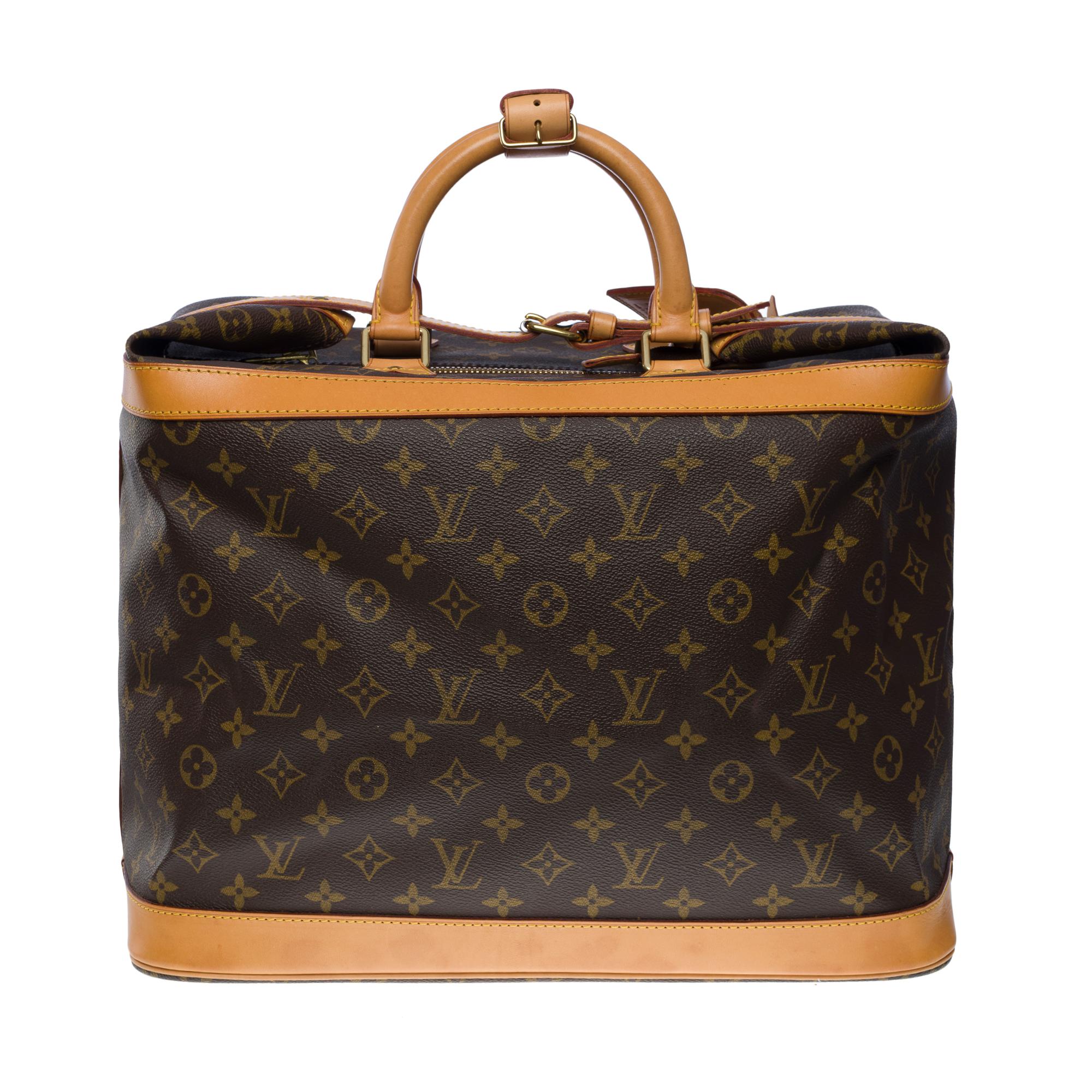 The indispensable Louis Vuitton Cruiser 40 travel bag in monogram coated canvas, gold plated metal hardware
Central zip closure on top and leather strap
Brown leather handles
Brown canvas interior
5 feet of gold metal base
Signature: 