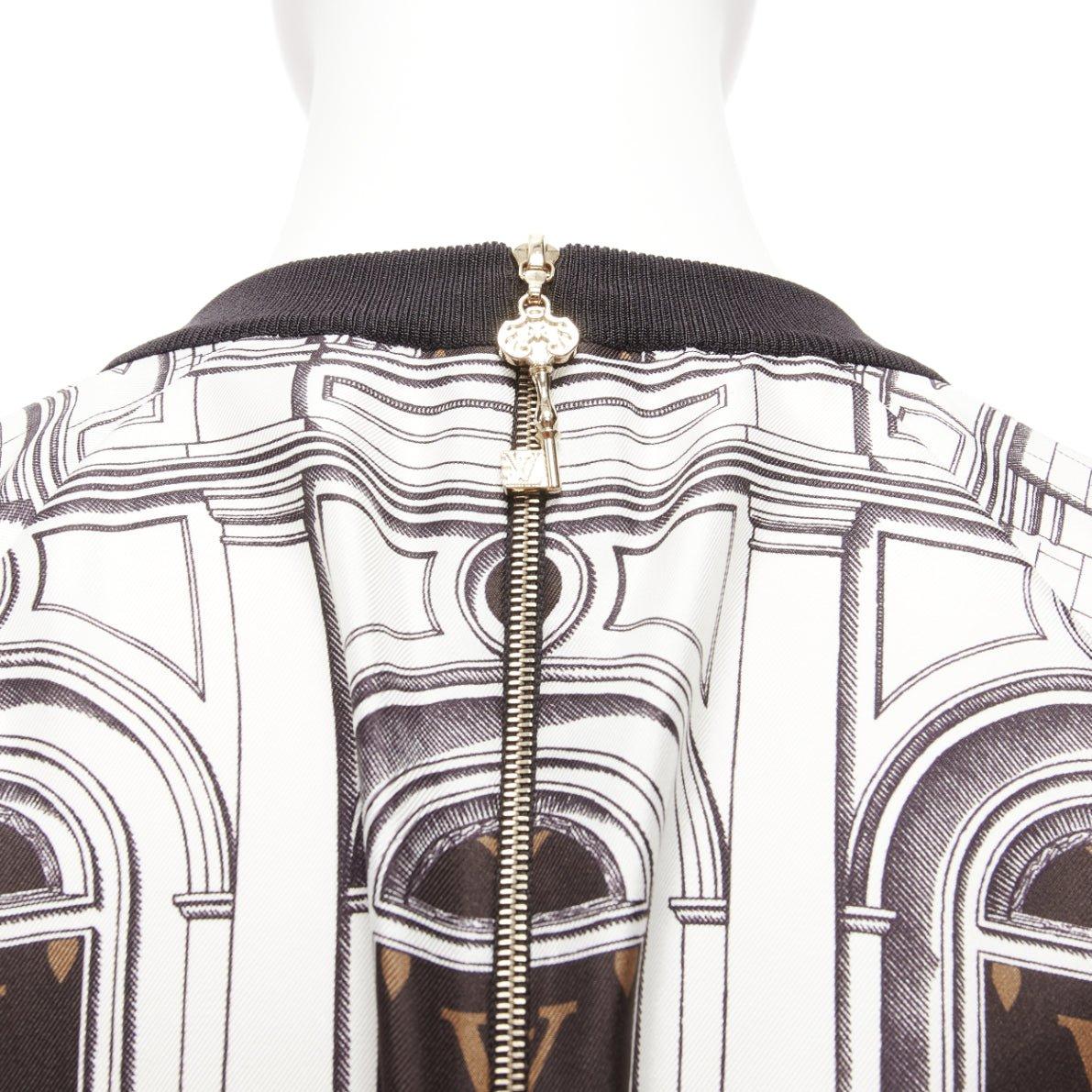LOUIS VUITTON FORNASETTI Pull court à imprimé graphique en soie 100 % monogramme rare S
Référence : AAWC/A00634
Marque : Louis Vuitton
Designer : Nicolas Ghesquiere
Collectional : Fornasetti - Défilé
MATERIAL : 100% soie
Couleur : Whiting,