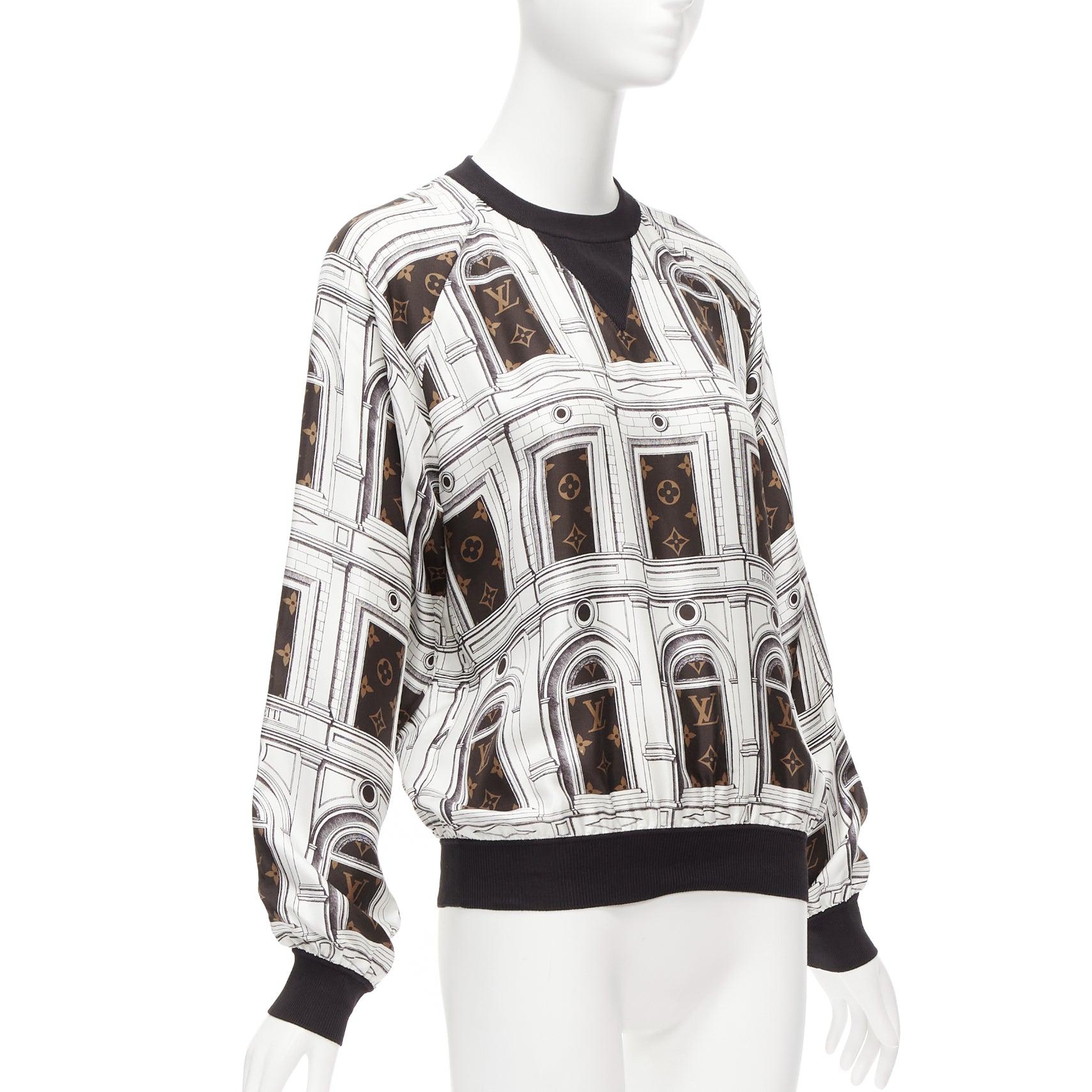 Gris LOUIS VUITTON FORNASETTI Pull court à imprimé graphique en soie 100 % monogramme rare S en vente