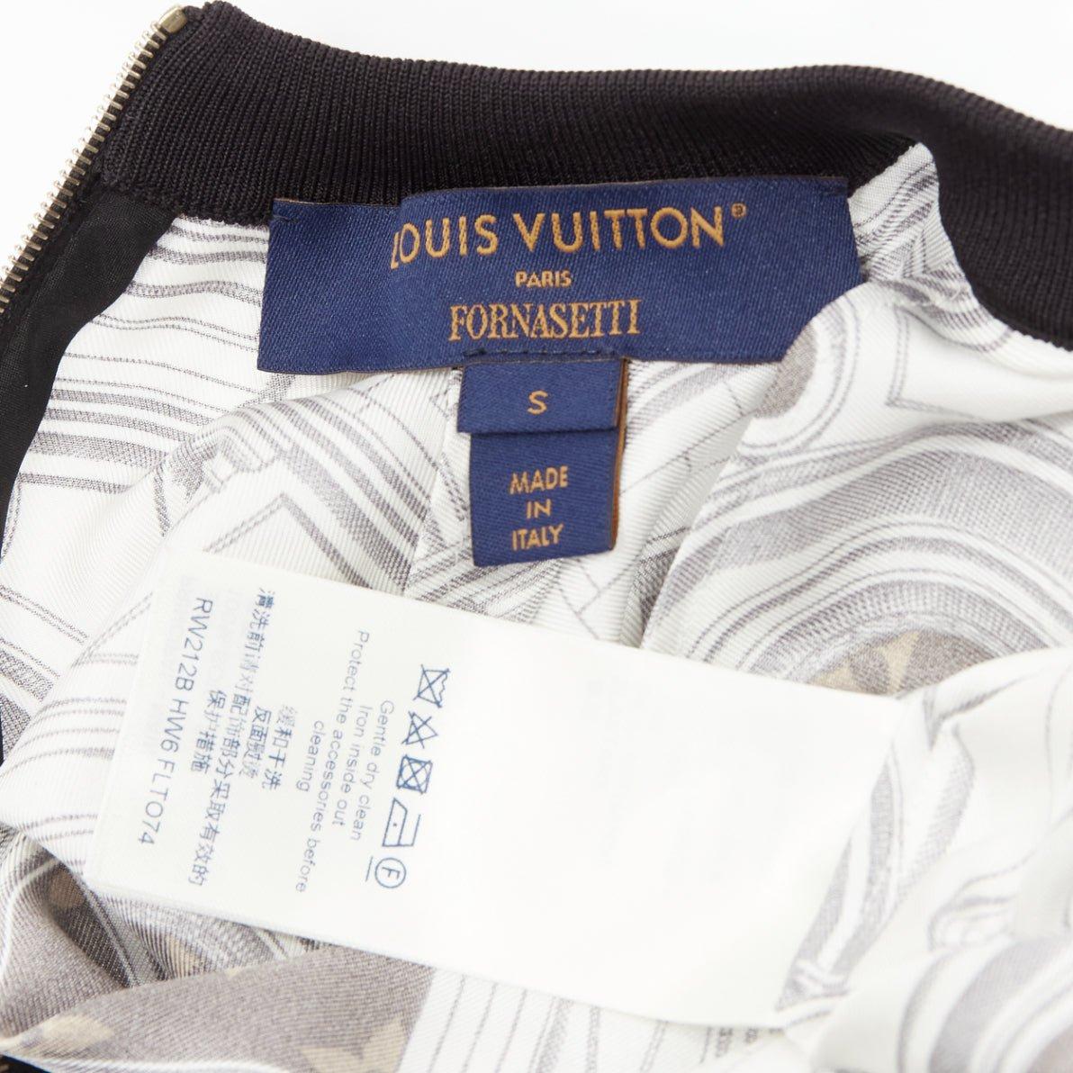 LOUIS VUITTON FORNASETTI Pull court à imprimé graphique en soie 100 % monogramme rare S en vente 3
