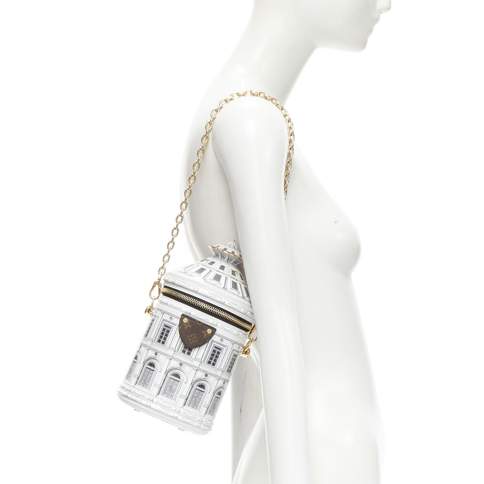 rare LOUIS VUITTON FORNASETTI 2021 Cannes Vase Architettura 3D crossbody bag
Reference: AAWC/A00406
Brand: Louis Vuitton
Designer: Nicolas Ghesquiere
Model: Cannes Vase Architettura
Collection: 2021 Fornasetti
Material: Canvas
Color: White,