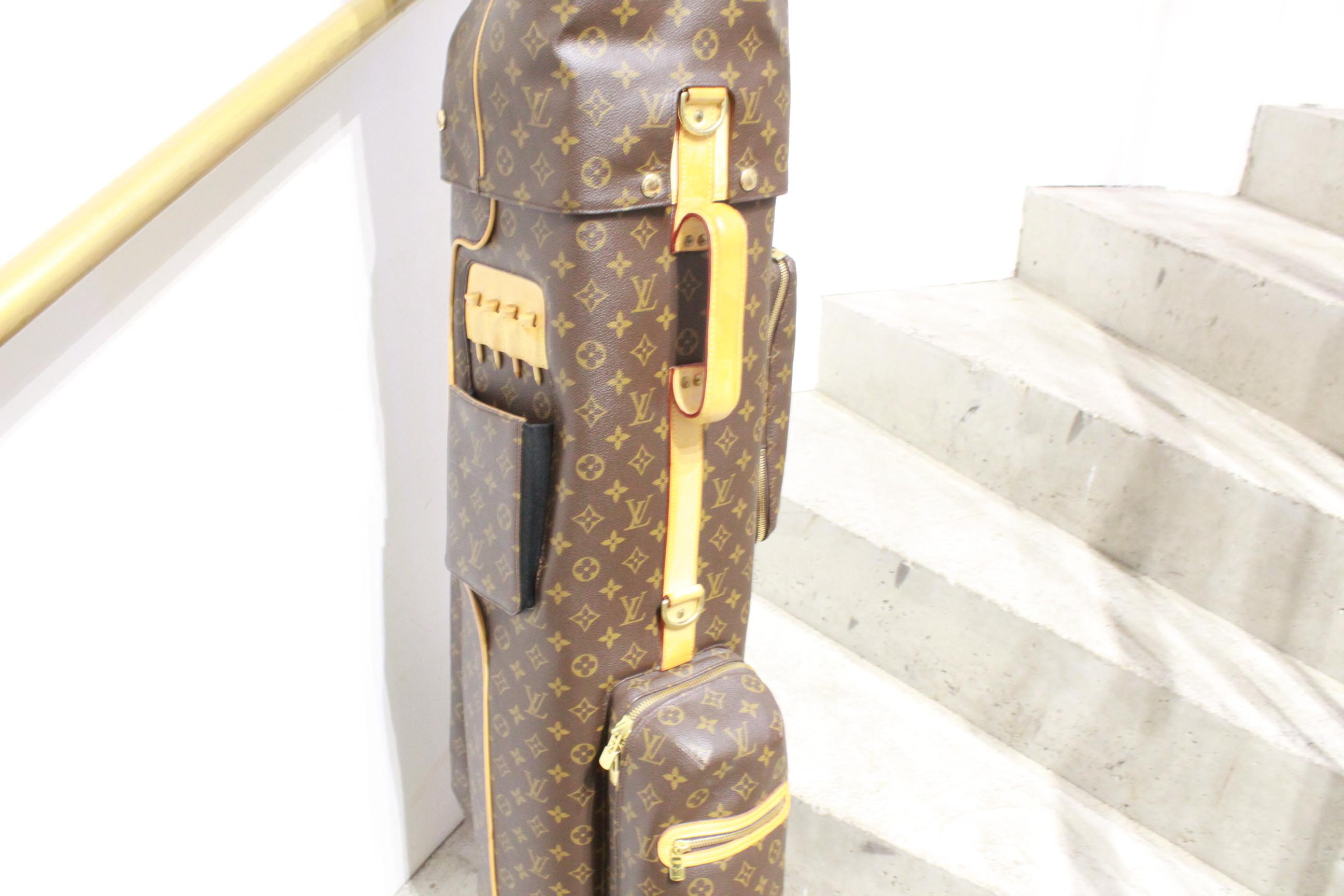 Rare Louis Vuitton golf bag in monogram canvas.
Very rare vintage piece.
Goond condition, A screw is missing on the inside for the part that separates it. 
123cm x 20cm x 20cm

