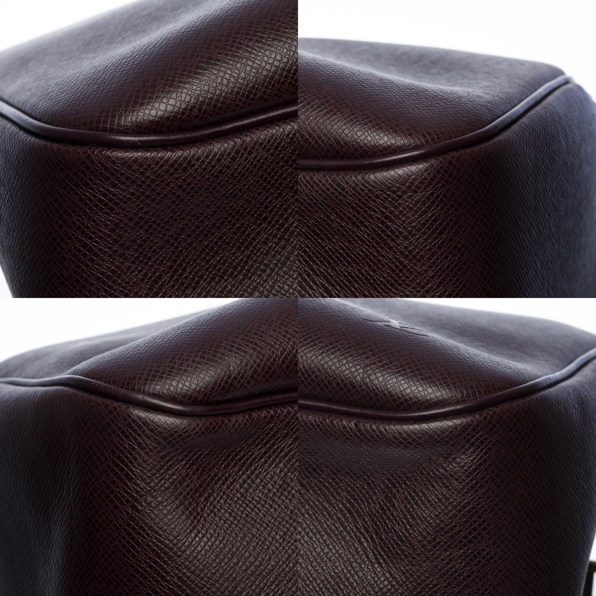 Rare Louis Vuitton Kendall strap Travel bag in Burgundy Taïga leather , GHW 4