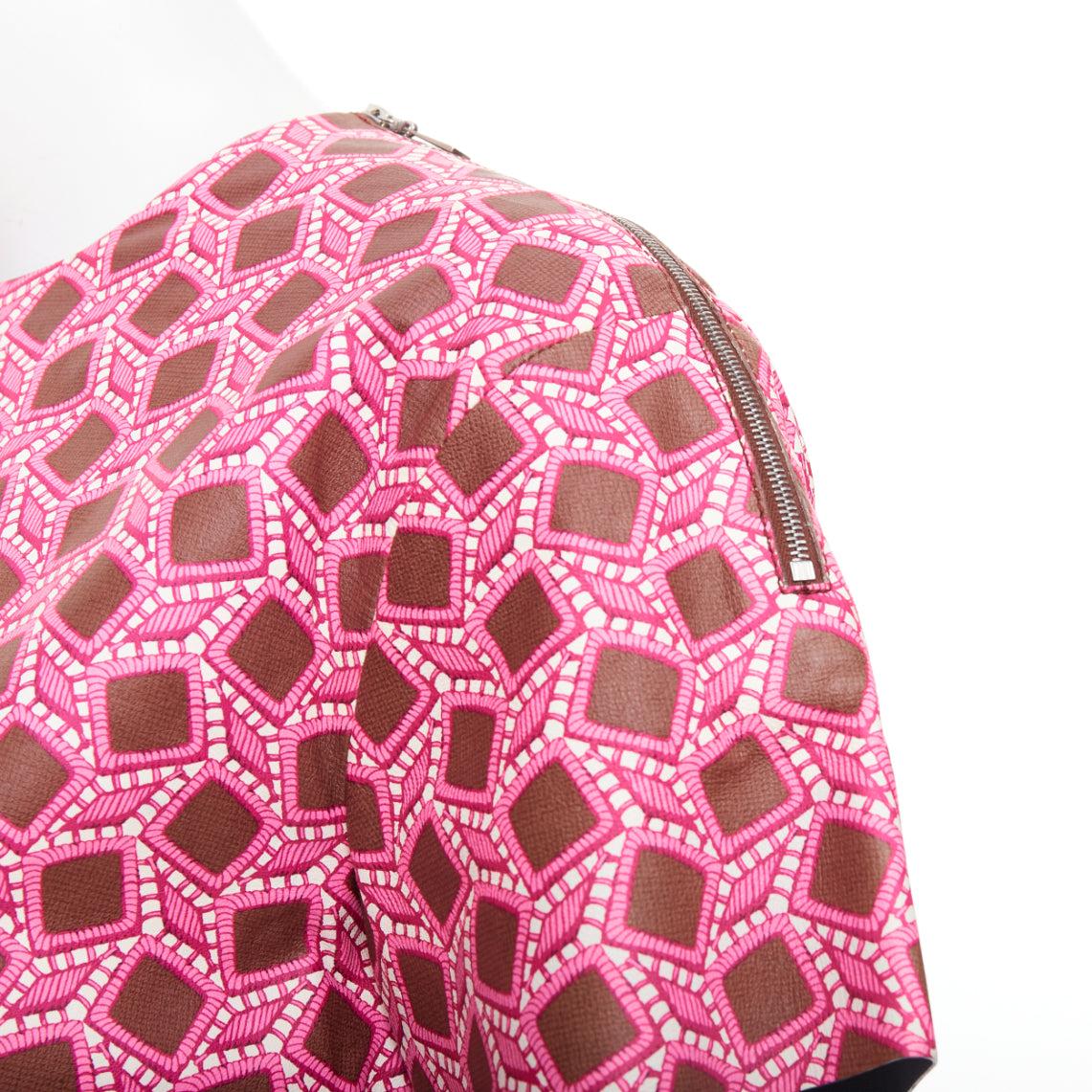 seltenes LOUIS VUITTON Leder rosa vergrößertes Gitter Spitze Druck kastenförmiges Top FR34 XS
Referenz: MECG/A00200
Marke: Louis Vuitton
Designer: Marc Jacobs
MATERIAL: Lammfell Leder
Farbe: Braun, Rosa
Muster: Geometrisch
Verschluss: