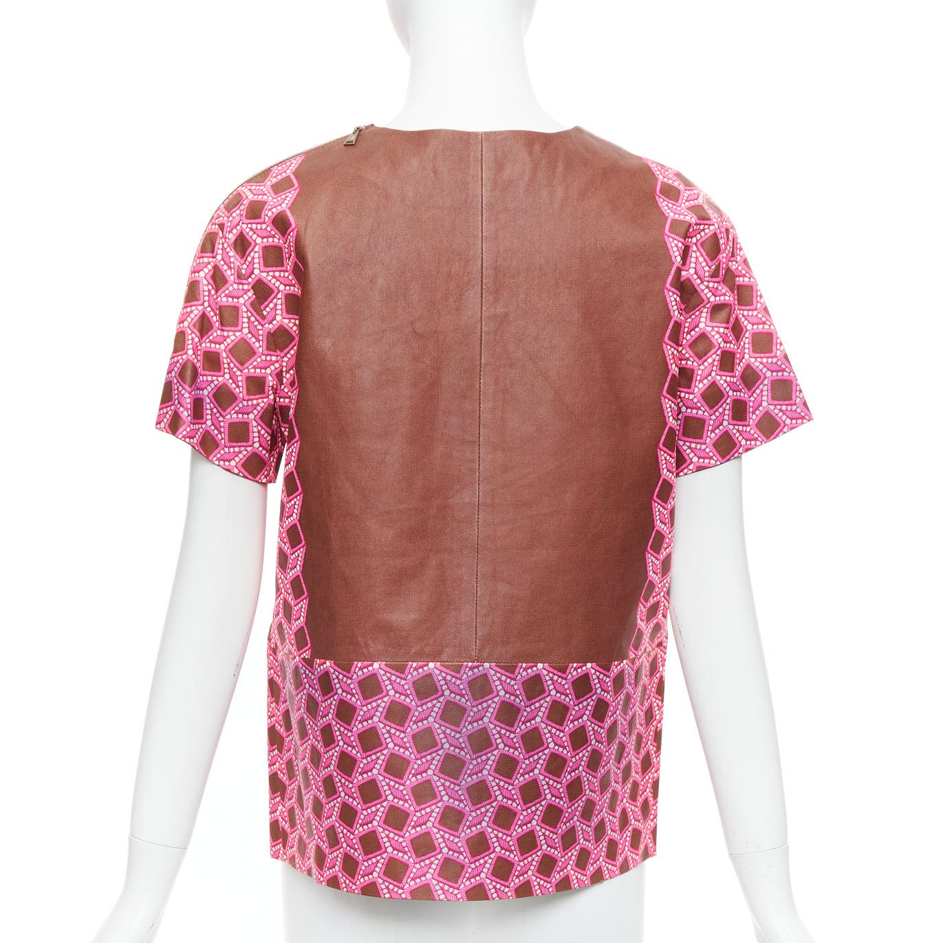 raro LOUIS VUITTON in vera pelle rosa con stampa di pizzo a reticolo allargato top boxy FR36 S
Riferimento: PYCN/A00142
Marchio: Louis Vuitton
Stilista: Marc Jacobs
Materiale: Pelle
Colore: rosa, marrone
Modello: Astratto
Chiusura: zip
Fodera:
