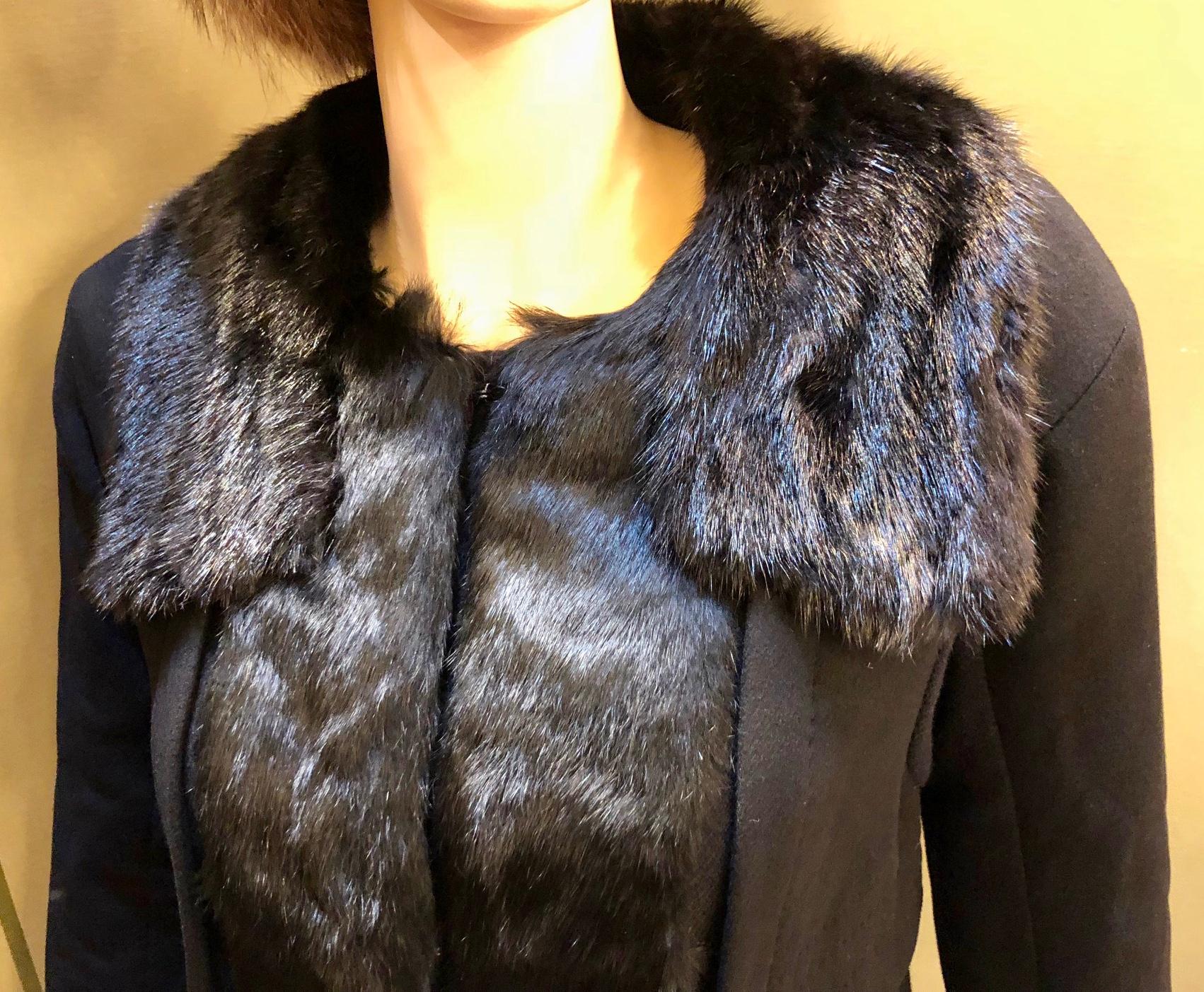 Louis Vuitton Paris Mink Collar Ladies Black Wool Coat Size 38 US Size 6 In Excellent Condition For Sale In Tustin, CA
