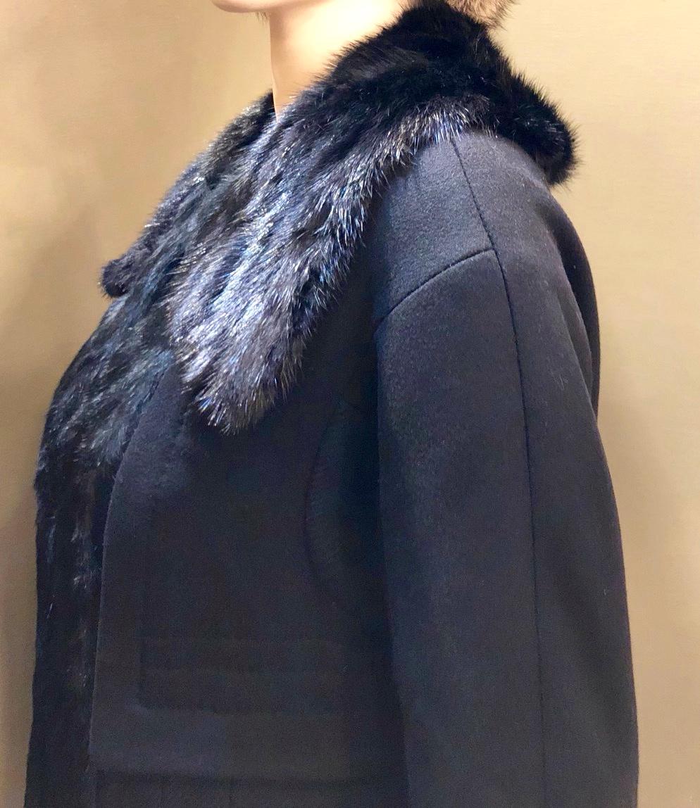 Louis Vuitton Paris Mink Collar Ladies Black Wool Coat Size 38 US Size 6 For Sale 2