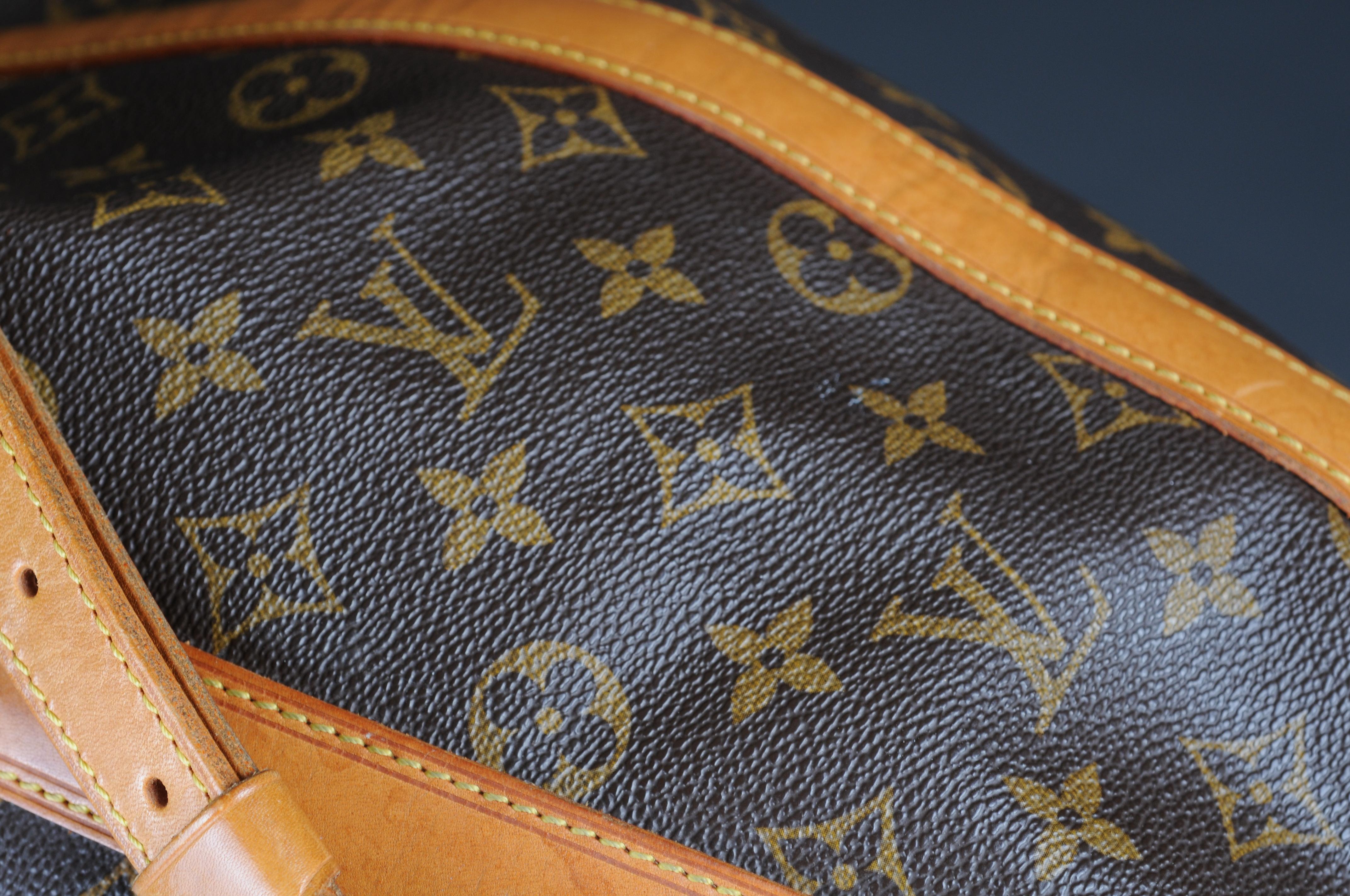 Rare sac de football Romeo Gigli de Louis Vuitton  en vente 8