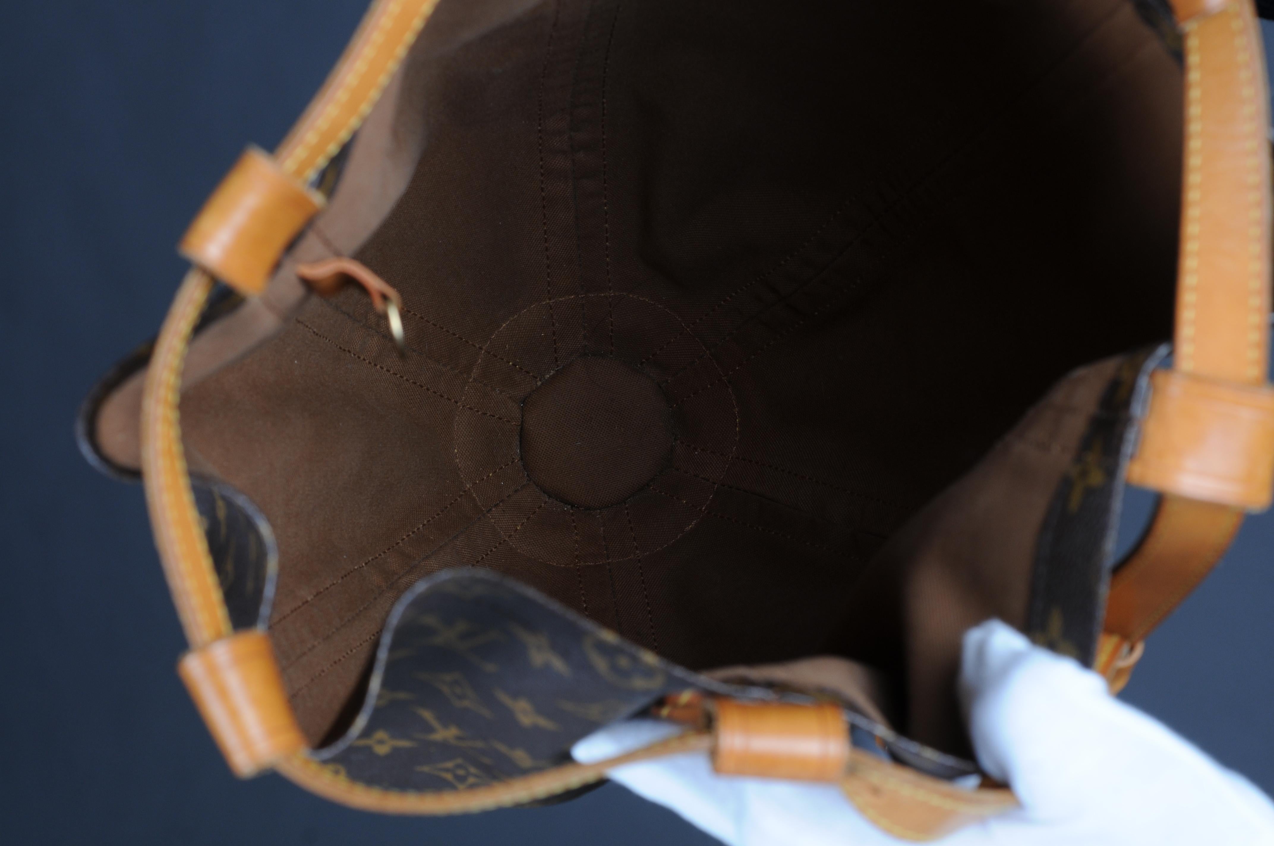 Rare sac de football Romeo Gigli de Louis Vuitton  en vente 11