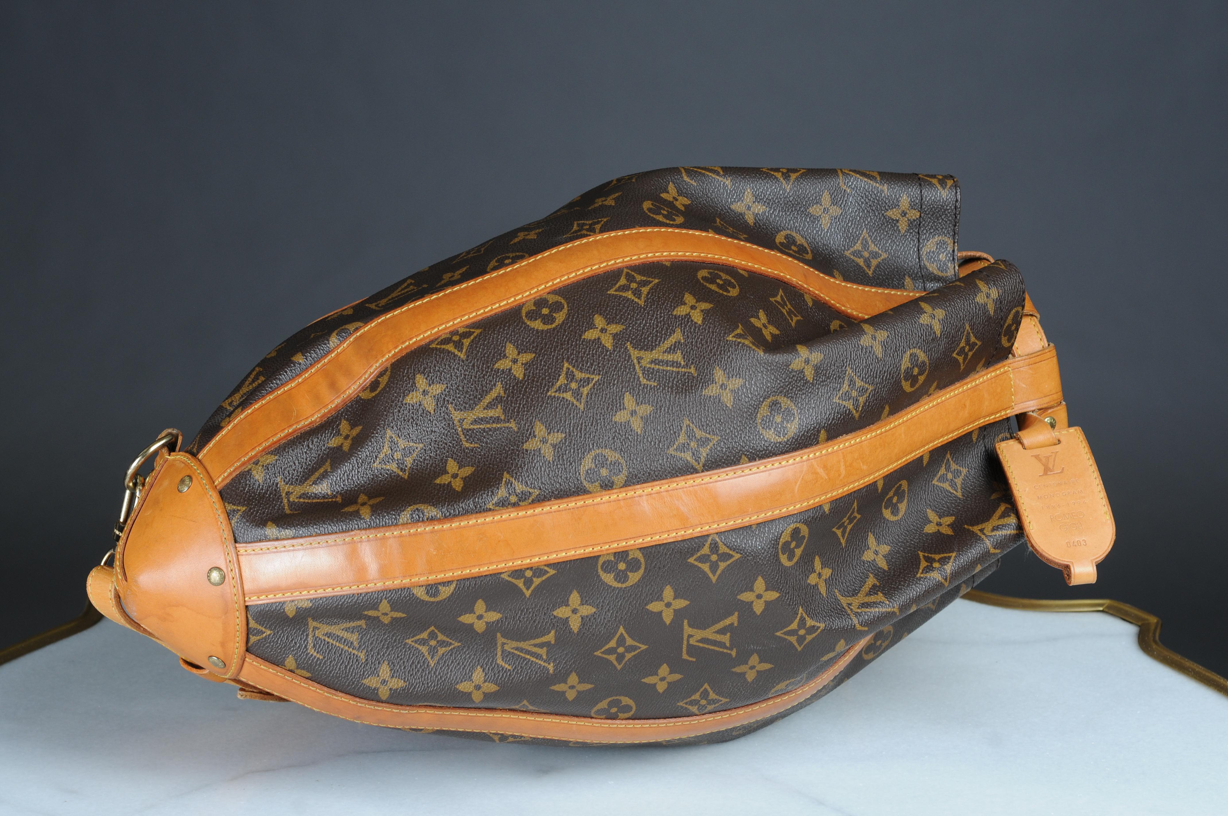 Rare sac de football Romeo Gigli de Louis Vuitton  en vente 5