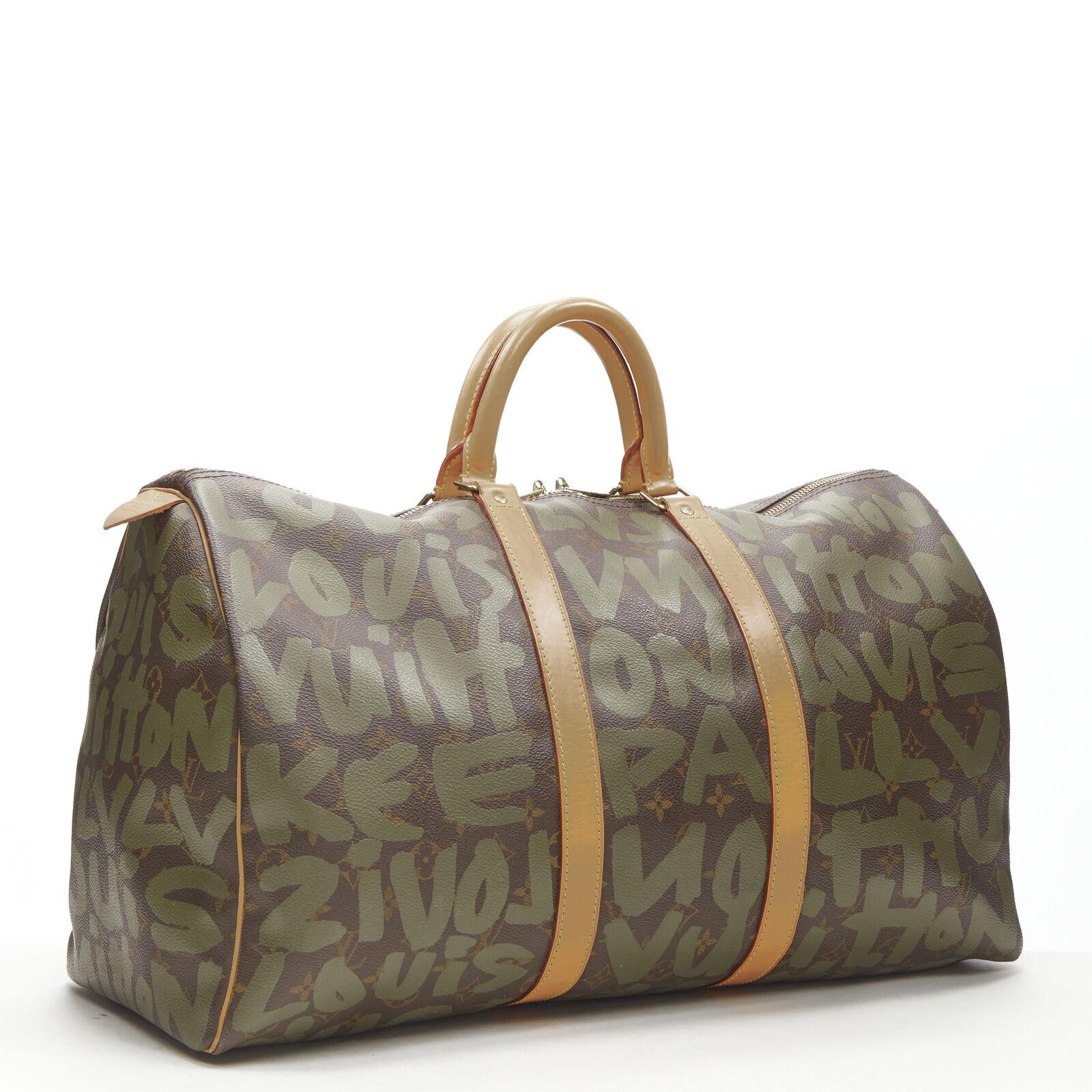 Beige Louis Vuitton - Sac Keepall 50 avec monogramme vert kaki et imprimé graffiti, rare en vente