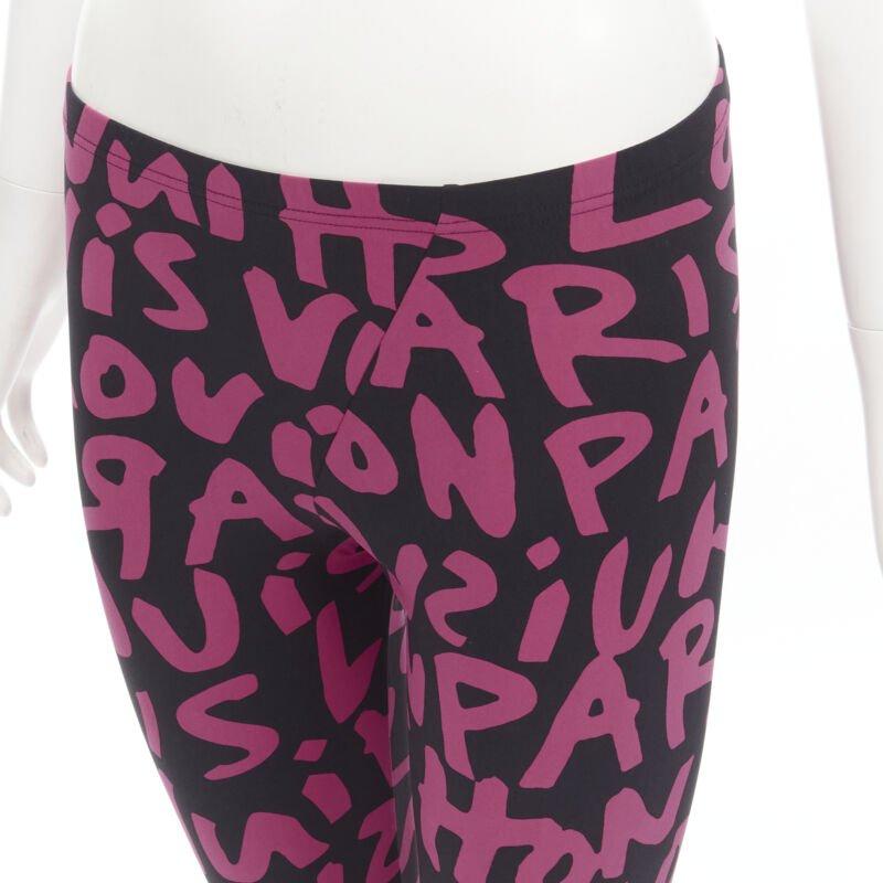 Seltene LOUIS VUITTON Stephen Sprouse Iconic Graffiti schwarze neonrosa Leggings XS
Referenz: ANWU/A00556
Marke: Louis Vuitton
Designer: Marc Jacobs
Collection'S: Stephen Sprouse - Laufsteg
MATERIAL: Polyamid, Elastan
Farbe: Schwarz, Rosa
Muster: