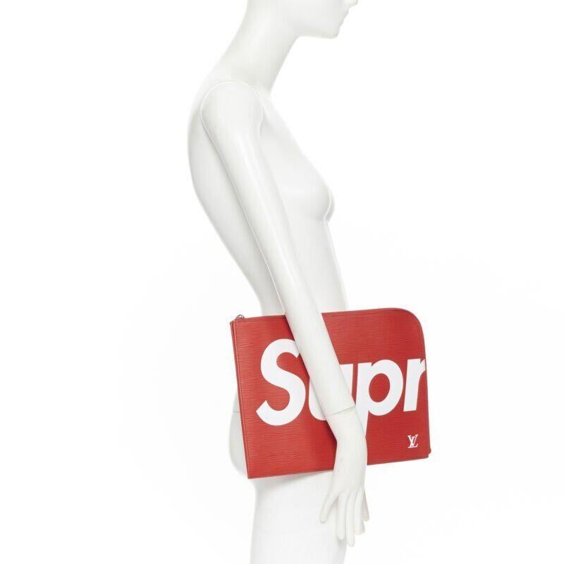 rare LOUIS VUITTON SUPREME 2017 LV Epi Pouchette Jour GM red document clutch bag
Reference: LNKO/A01400
Brand: Louis Vuitton
Model: Epi Pochette Jour
Collection: 2017 - Runway
Material: Leather
Color: Red
Pattern: Solid
Closure: Zip
Extra Details: