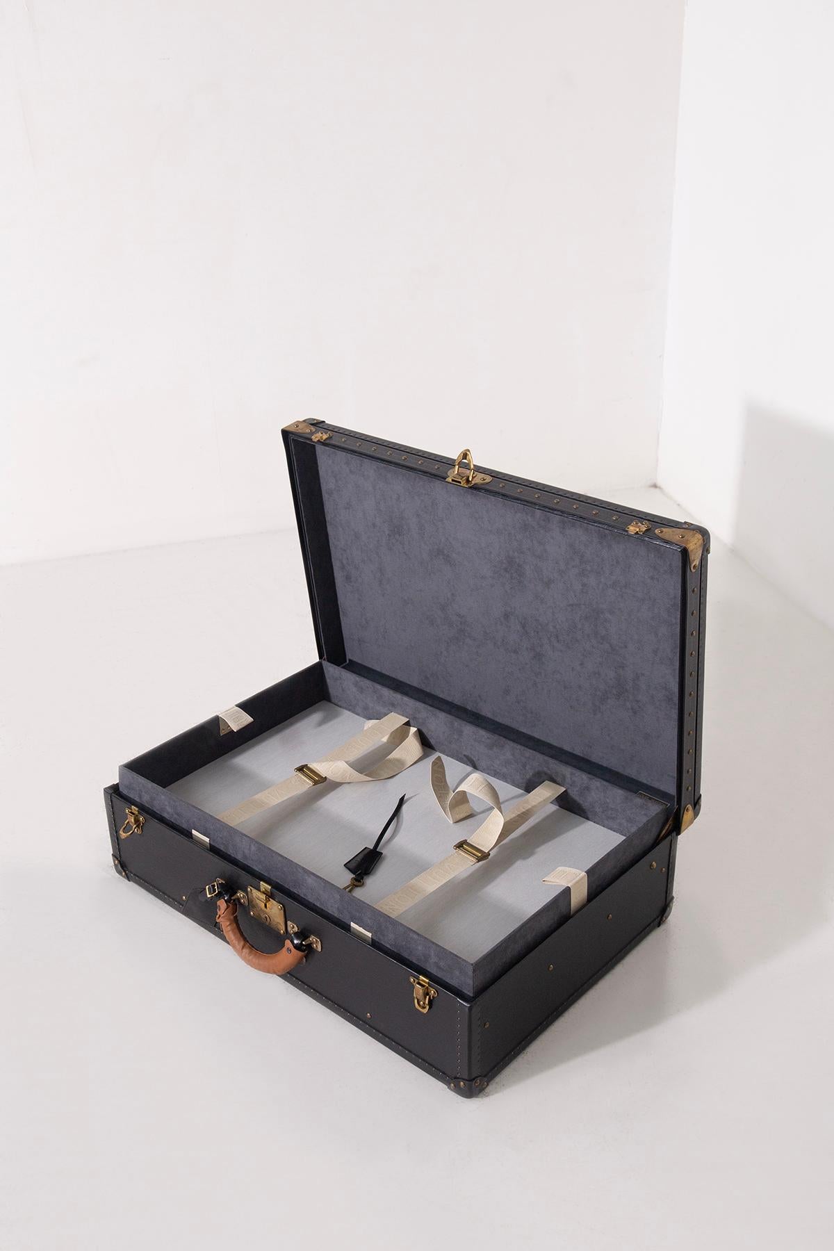 Seltenes Louis Vuitton Taigaleder, mit Kofferhülle im Angebot 5