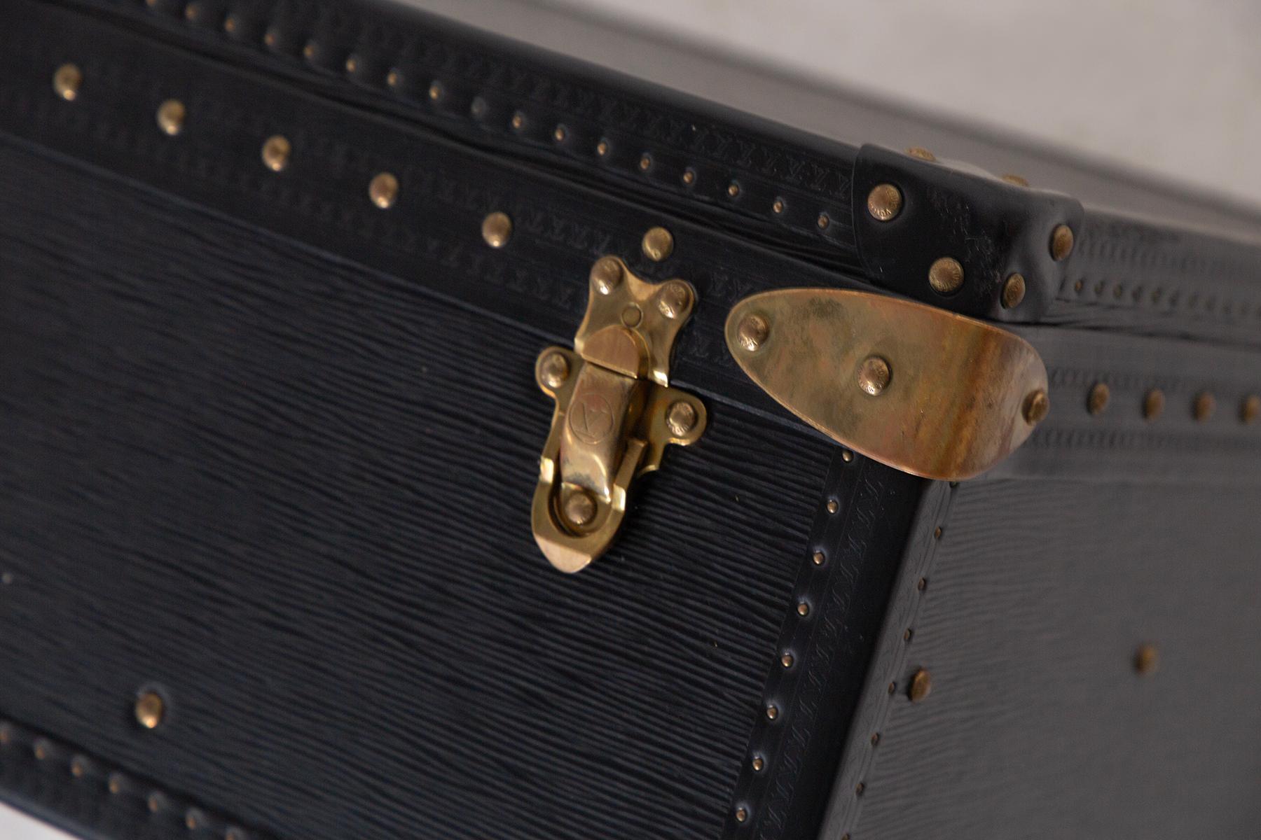 Seltenes Louis Vuitton Taigaleder, mit Kofferhülle im Angebot 6