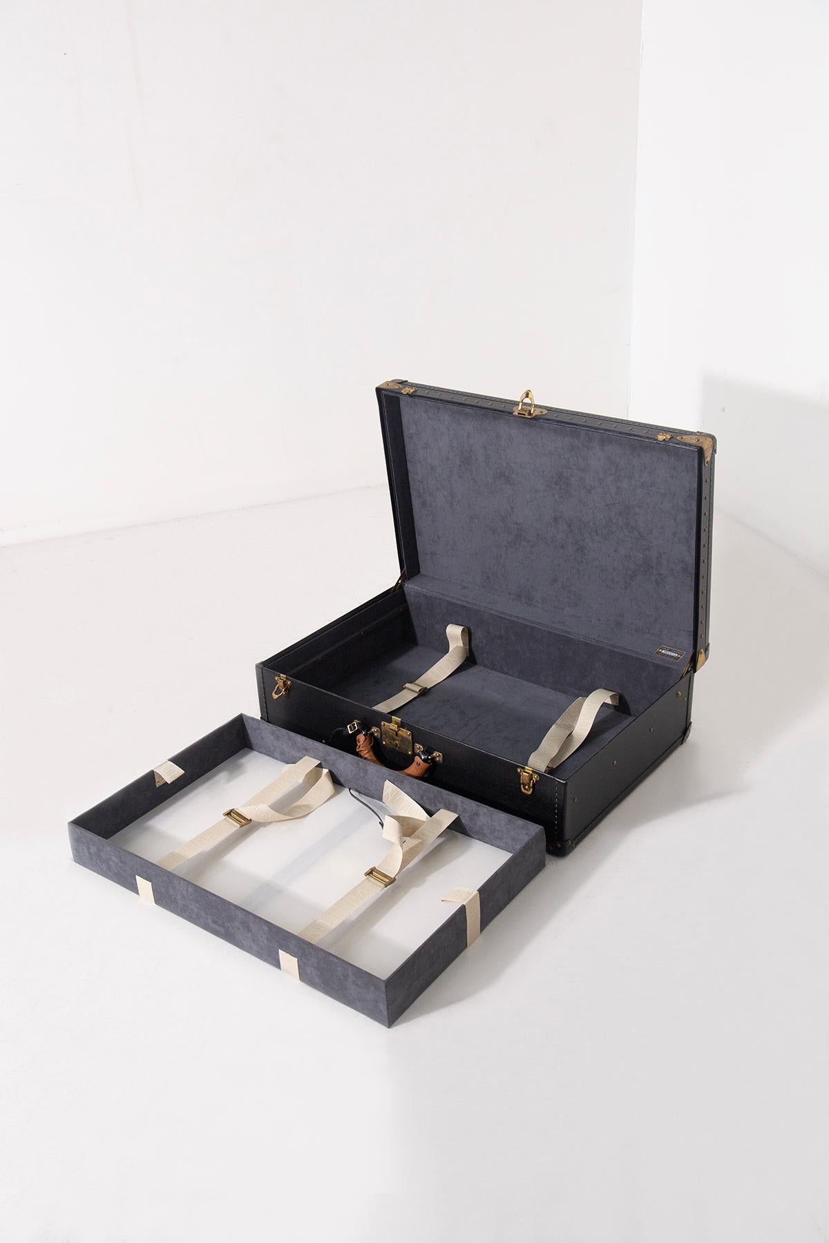 Seltenes Louis Vuitton Taigaleder, mit Kofferhülle im Angebot 7