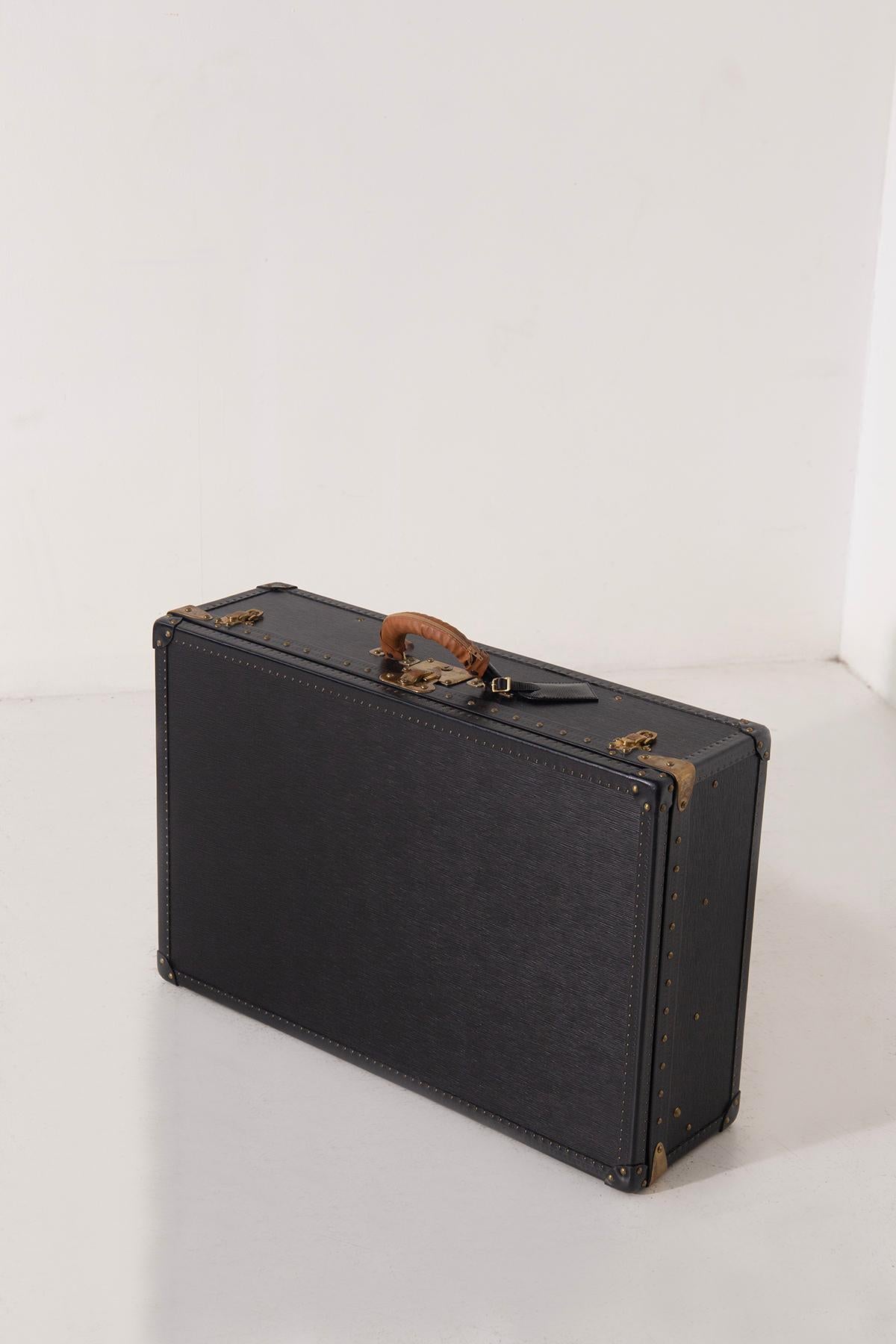 Louis Vuitton Alzer Koffer in schwarzem Taiga-Leder - Sonderanfertigung.
Ein außergewöhnlicher Louis Vuitton Alzer-Koffer aus den frühen 2000er Jahren, maßgefertigt in exquisitem Taiga-Leder, eine seltene und sammelwürdige Variante des kultigen