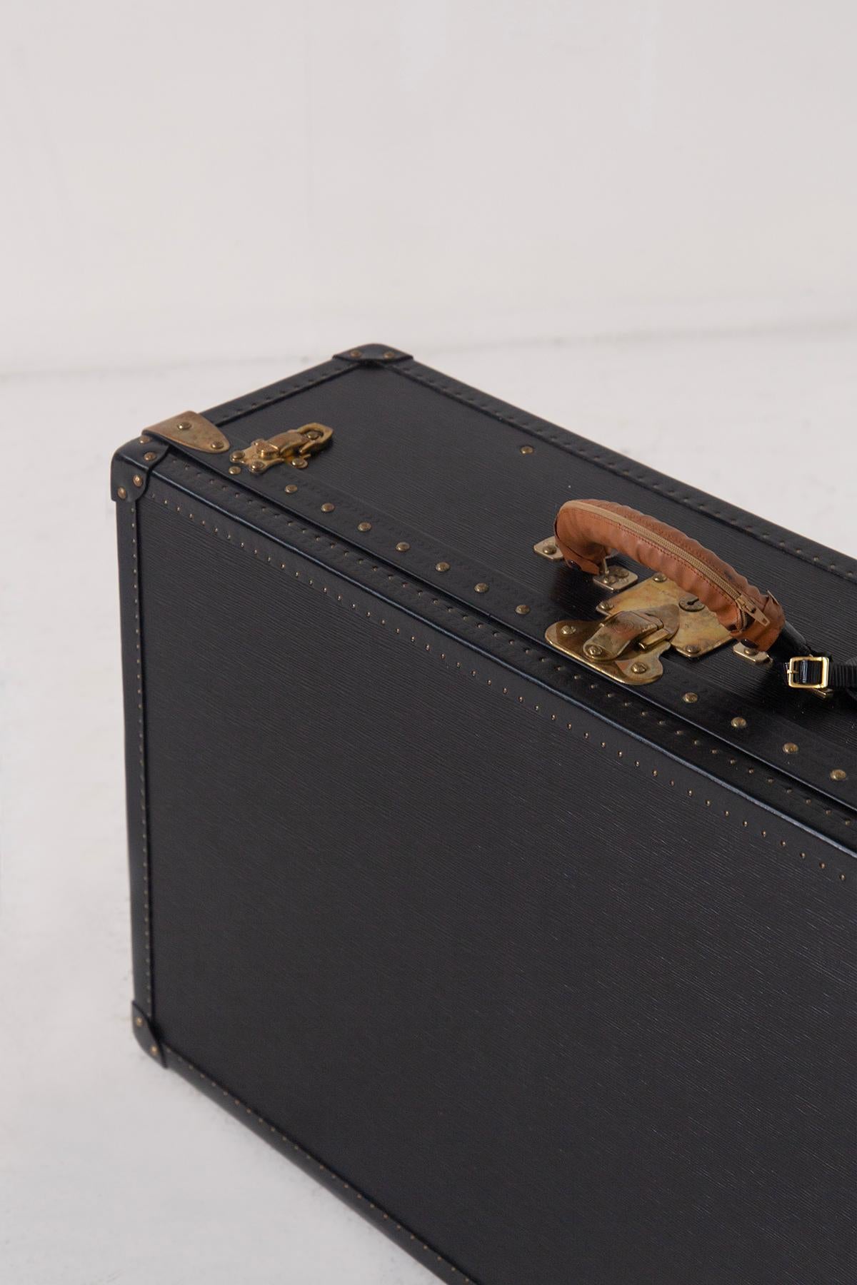 Seltenes Louis Vuitton Taigaleder, mit Kofferhülle für Damen oder Herren im Angebot